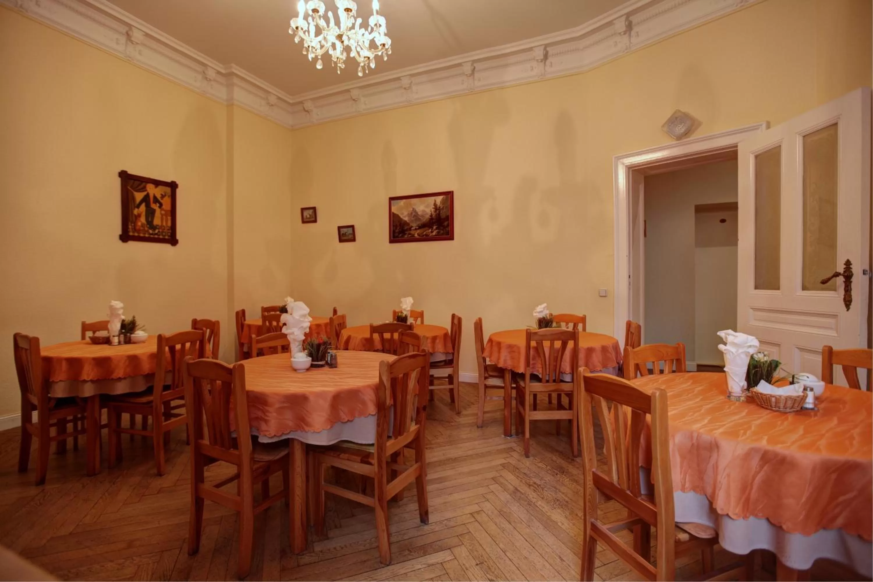 Restaurant/places to eat in Hotel Pension Bernstein am Kurfürstendamm