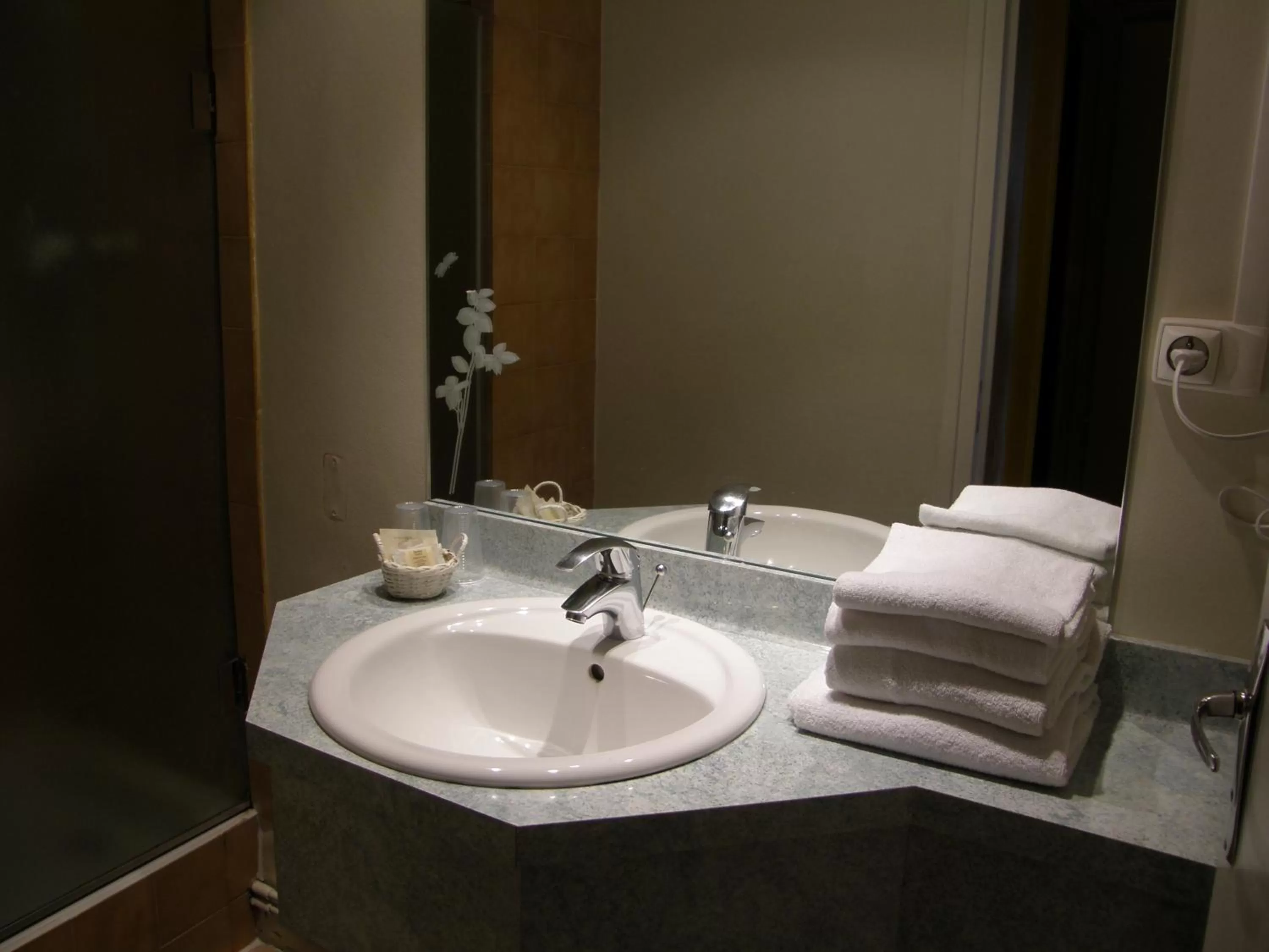 Bathroom in Logis Hotel L'ange Couronne