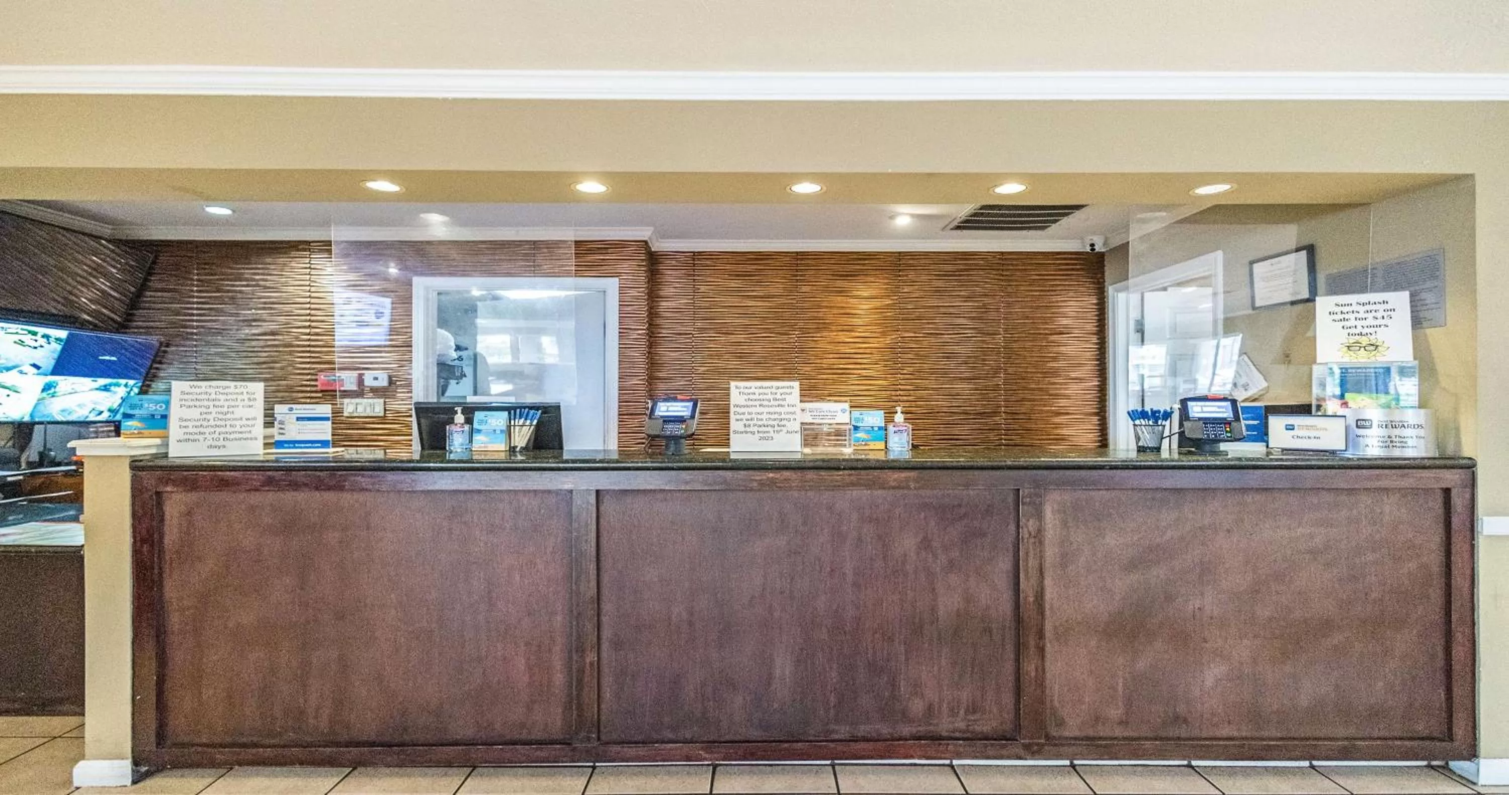 Lobby or reception in Best Western Roseville Inn