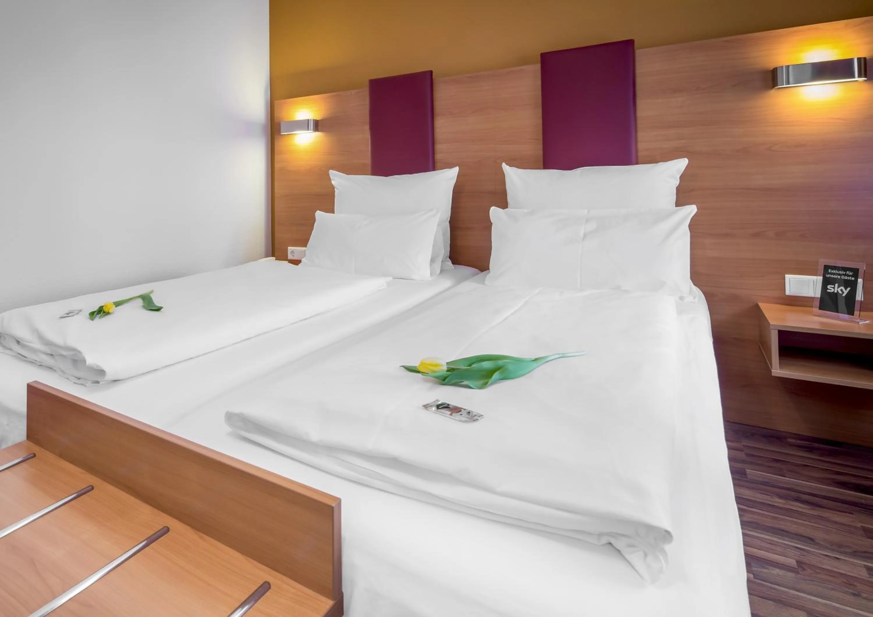 Bed in TIPTOP Hotel Burgschmiet Garni