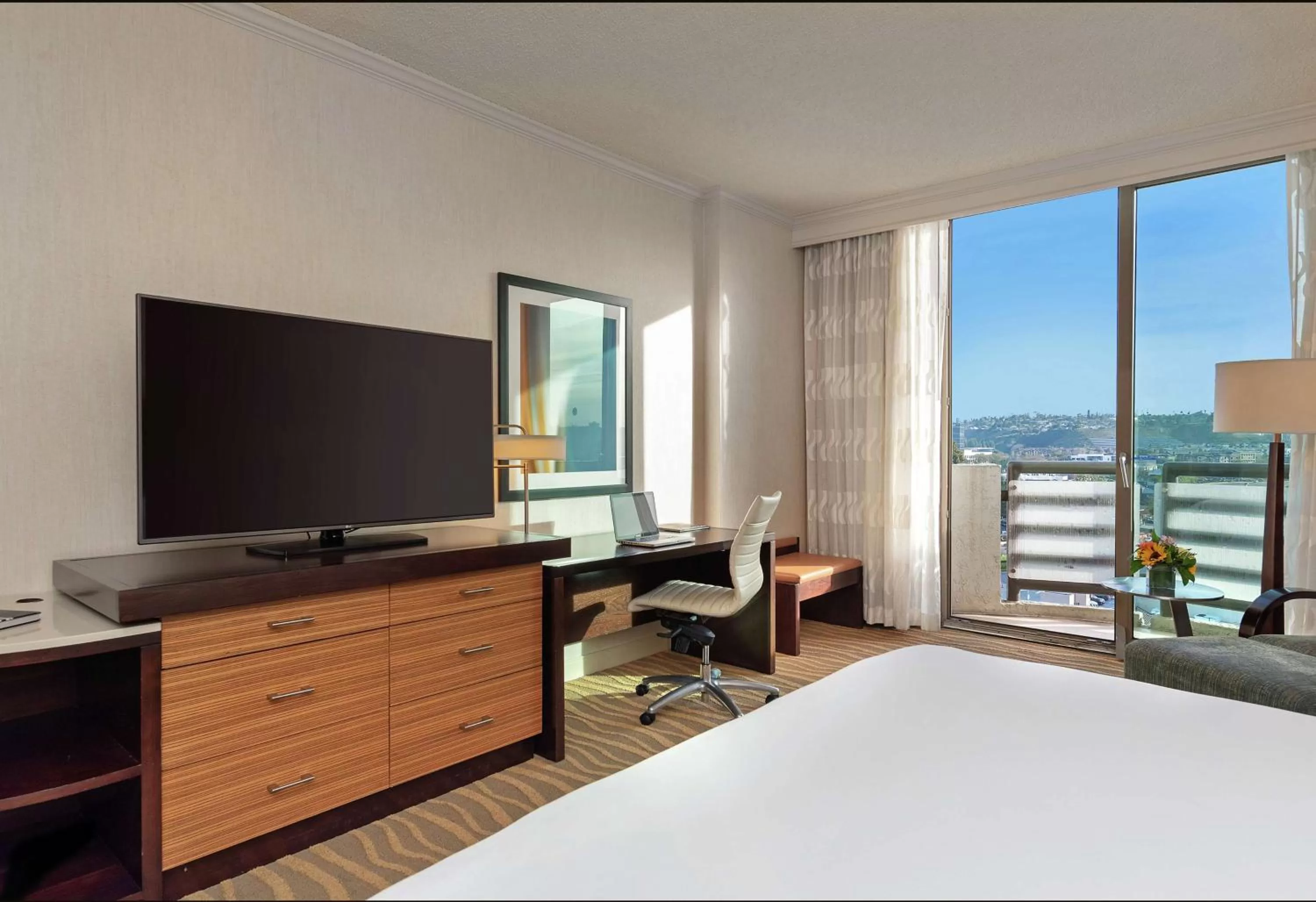 Bedroom, Bed in DoubleTree by Hilton San Diego-Mission Valley