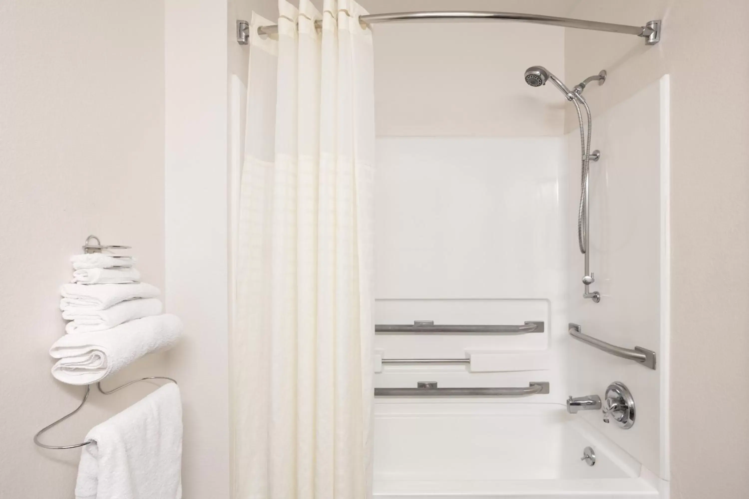 Queen Room - Mobility Access/Non-Smoking in Super 8 by Wyndham Gainesville Queen Room - Mobility Access/Non-Smoking in Super 8 by Wyndham Gainesville