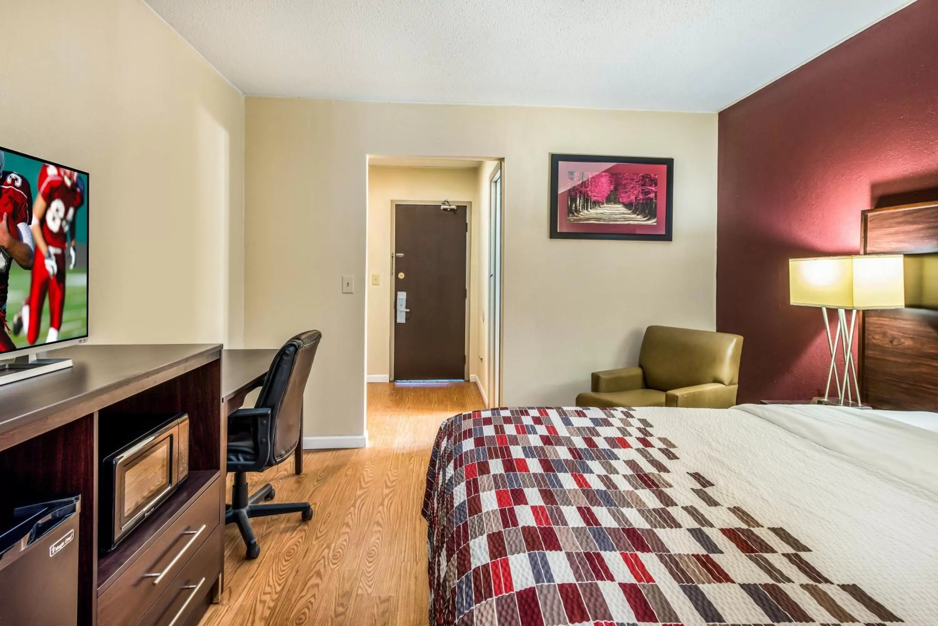 Photo of the whole room, Bed in Red Roof Inn & Suites Wapakoneta