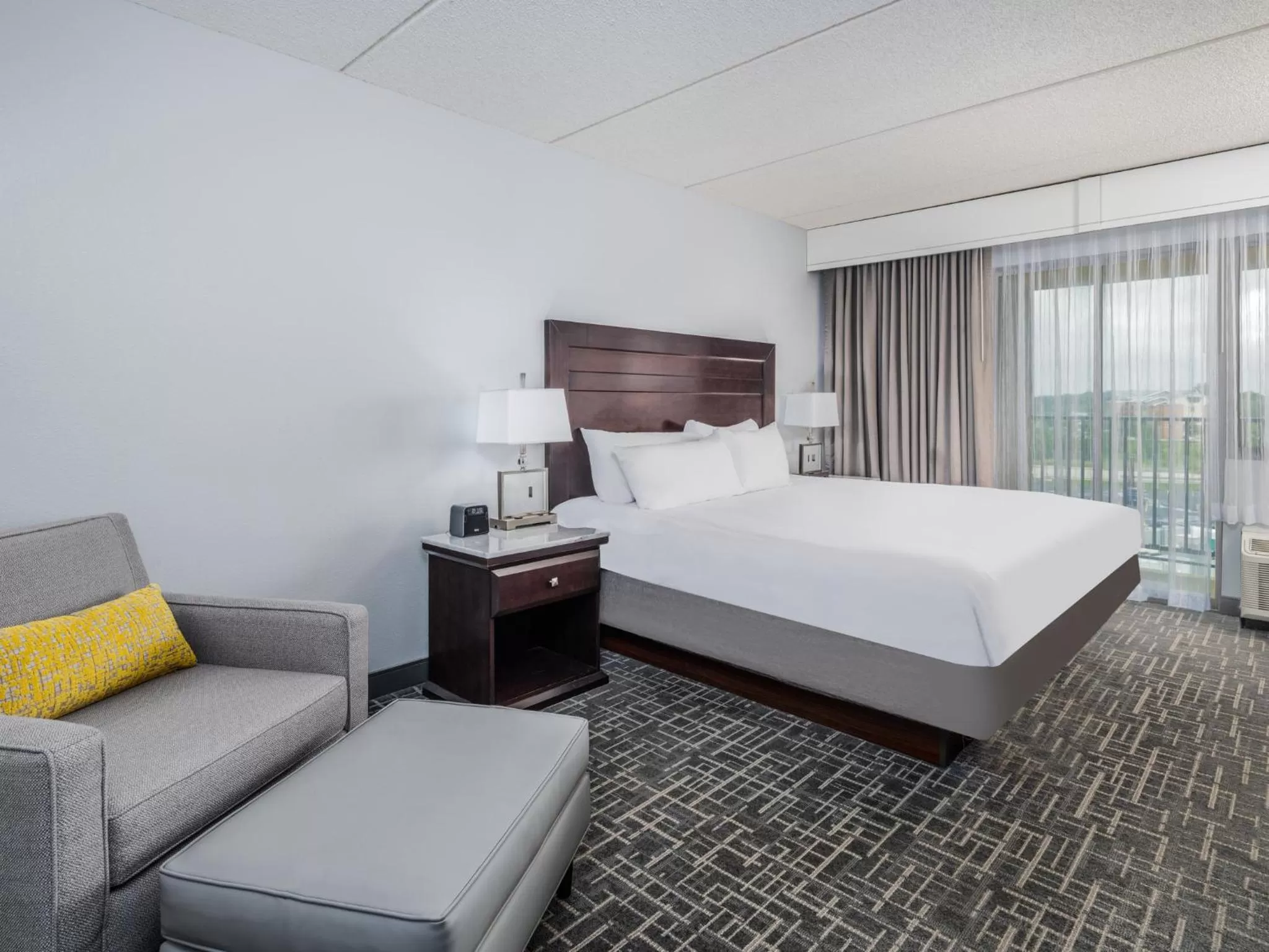 Photo of the whole room, Bed in Crowne Plaza Milwaukee Airport by IHG