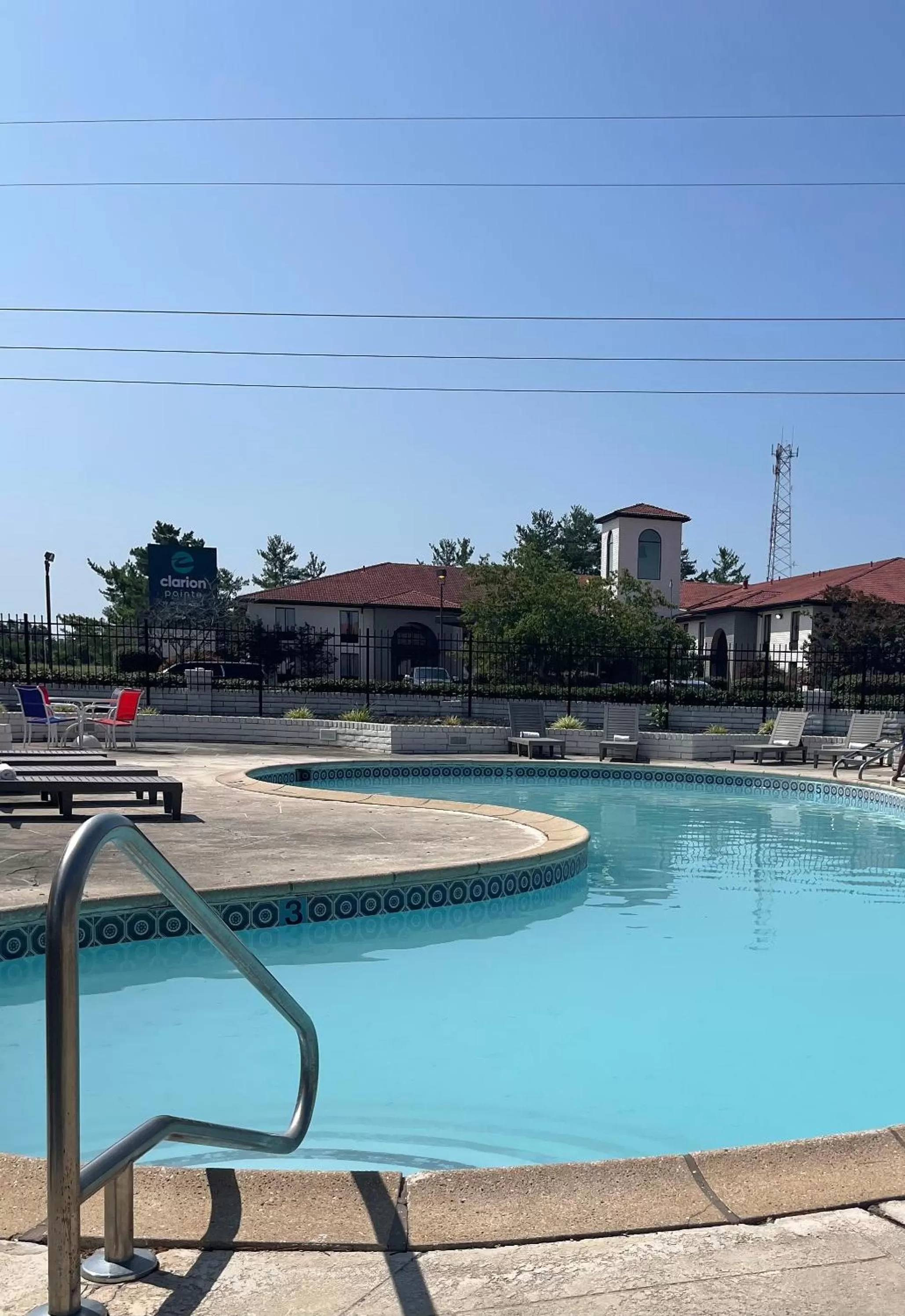 Swimming pool in Clarion Pointe Richmond North near University