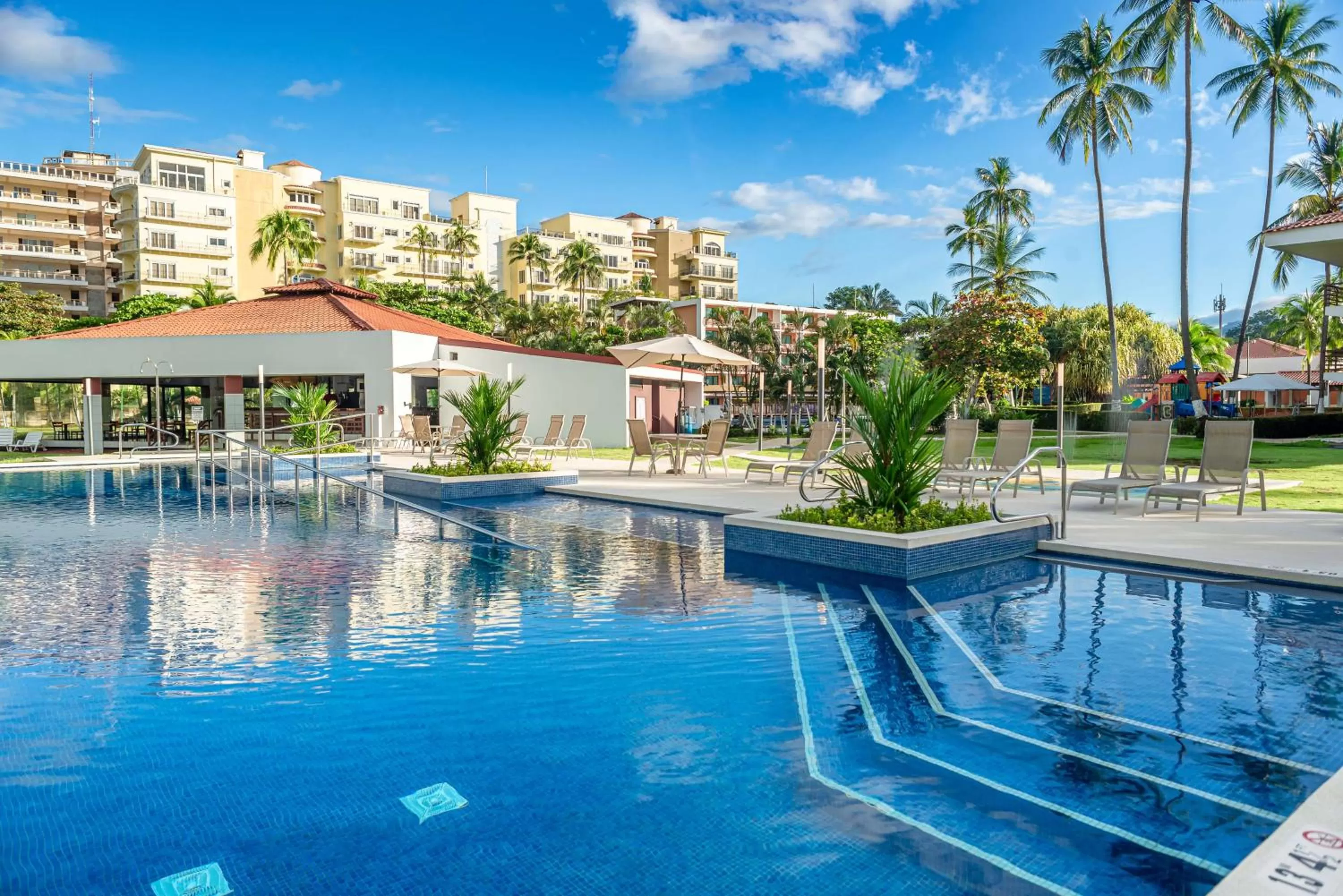 Pool view in Best Western Jaco Beach All Inclusive Resort