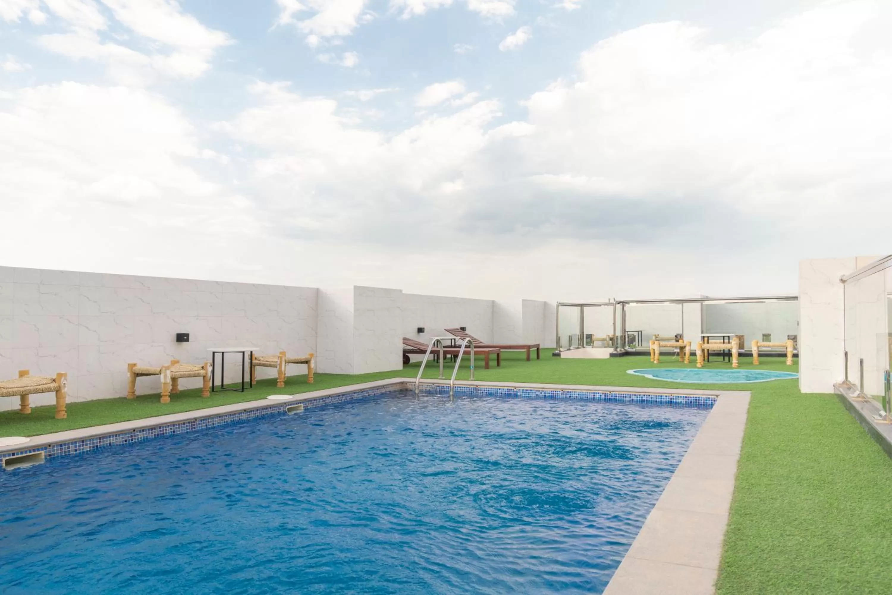 Swimming pool in Dara Qurtubah Hotel