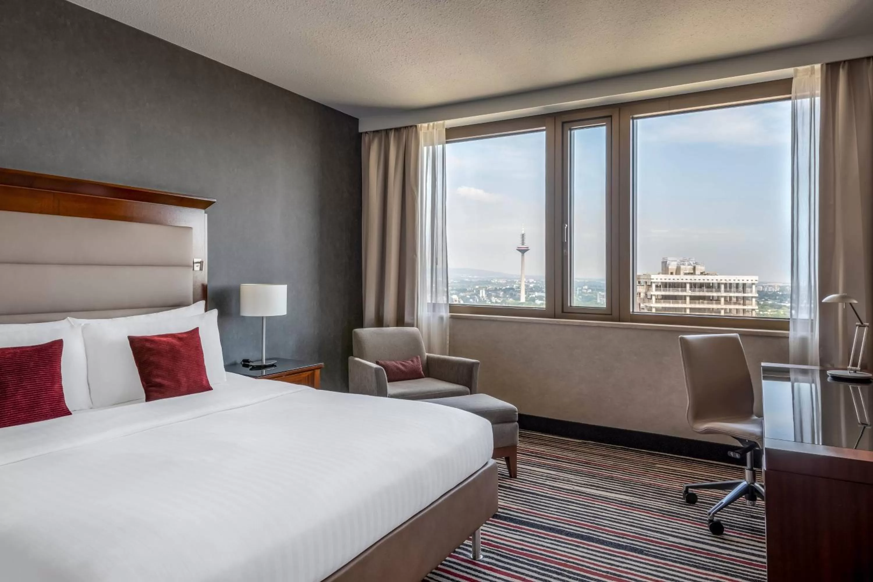 Photo of the whole room, Bed in Frankfurt Marriott Hotel