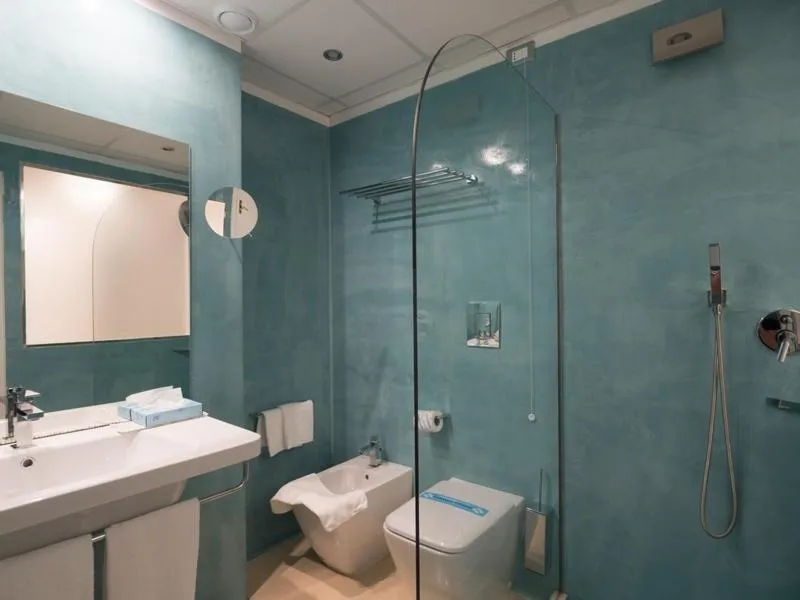 Shower in Summit Hotel