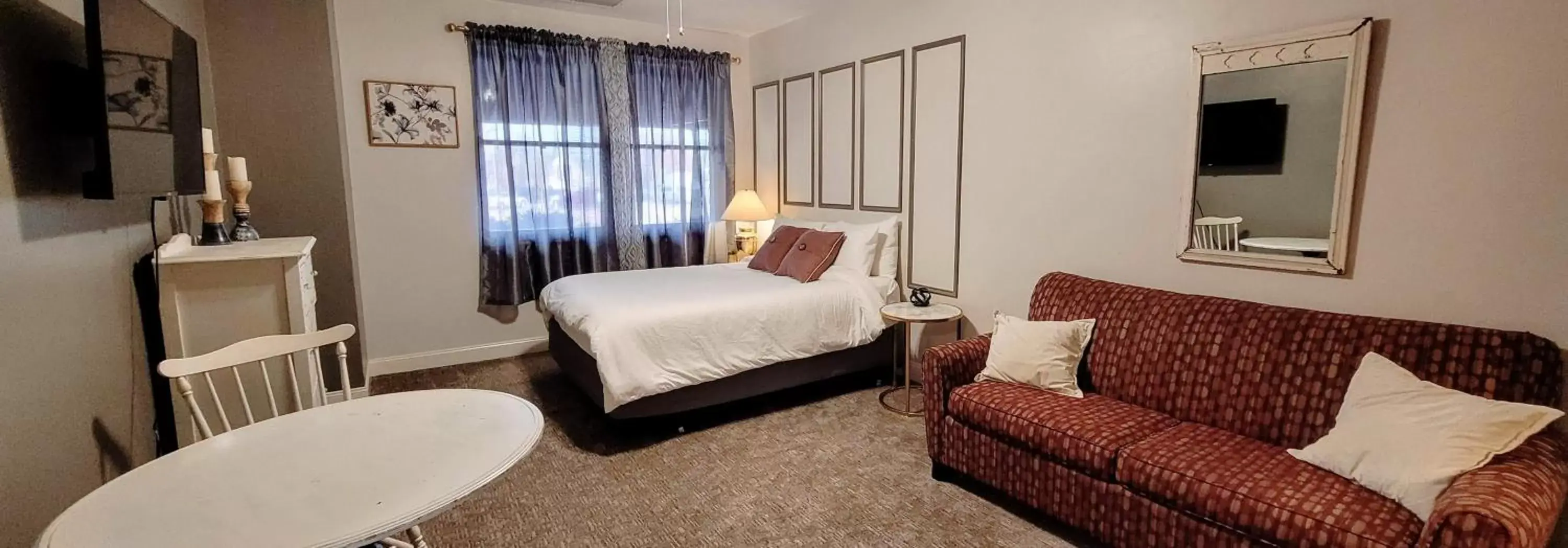 Deluxe Queen Suite in Hotel Phillips Deluxe Queen Suite in Hotel Phillips