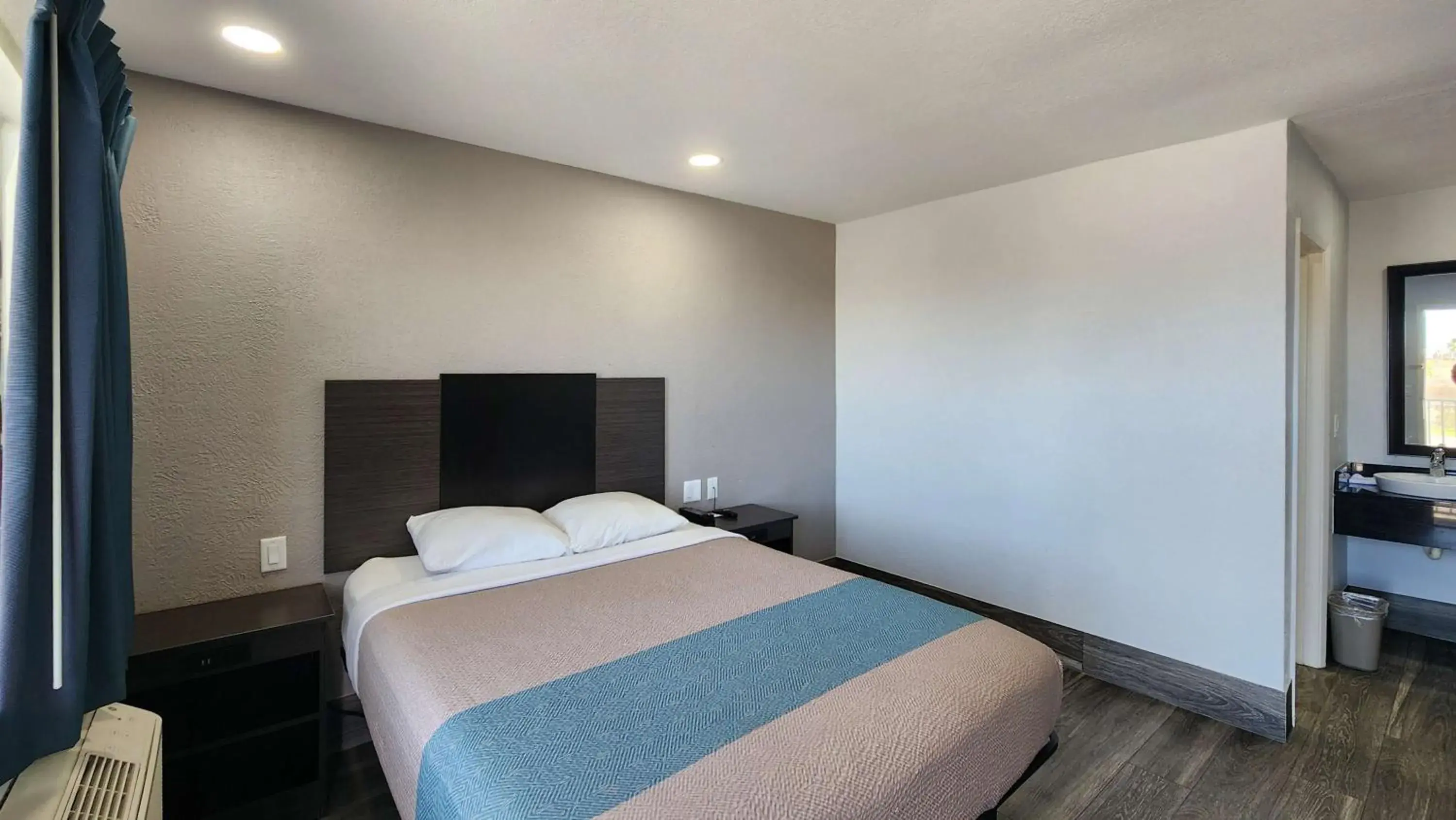 Deluxe Queen Room in Motel 6-Galveston, TX Deluxe Queen Room in Motel 6-Galveston, TX