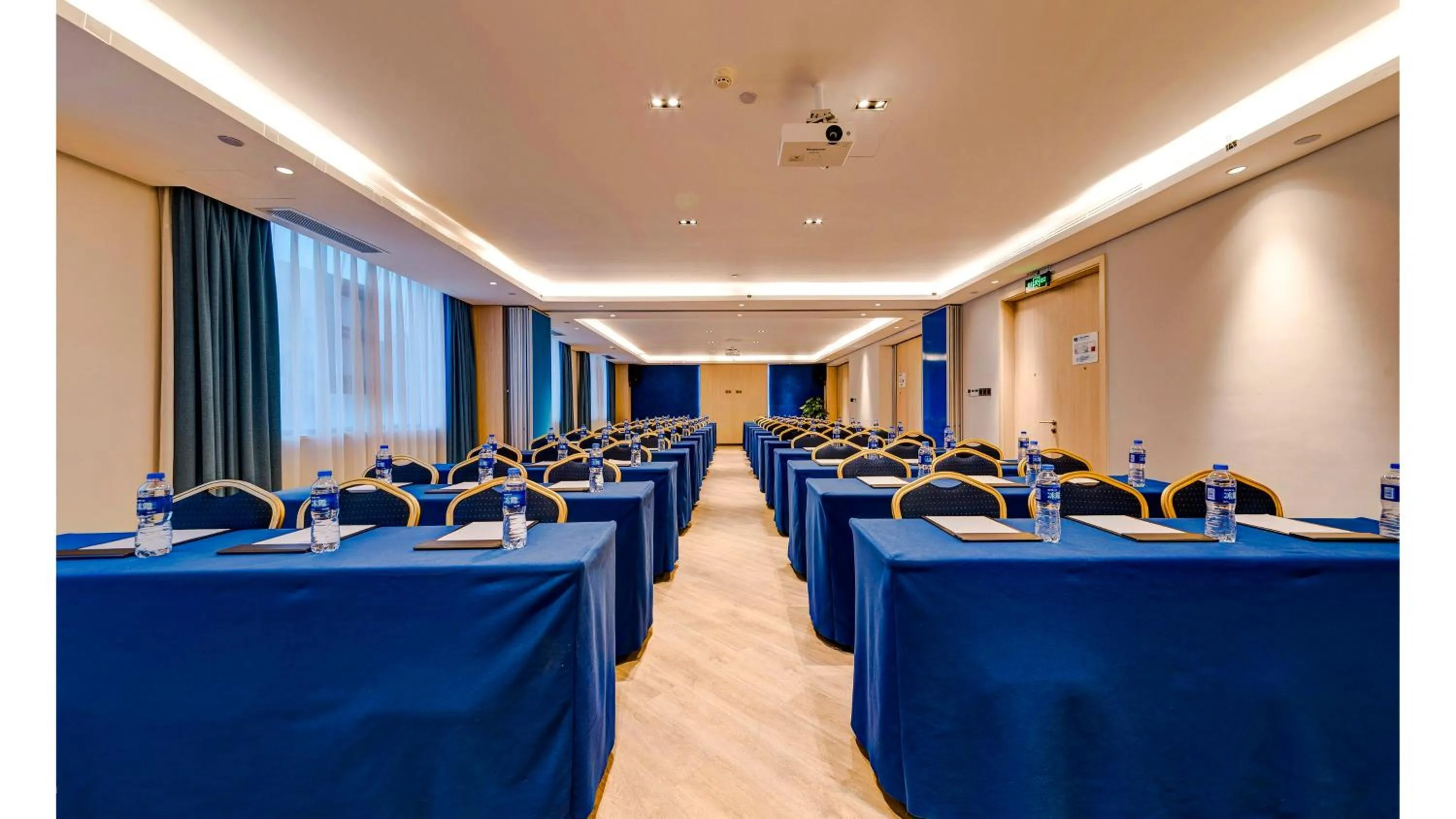 Meeting/conference room in Holiday Inn Express Shijiazhuang High-tech Zone by IHG
