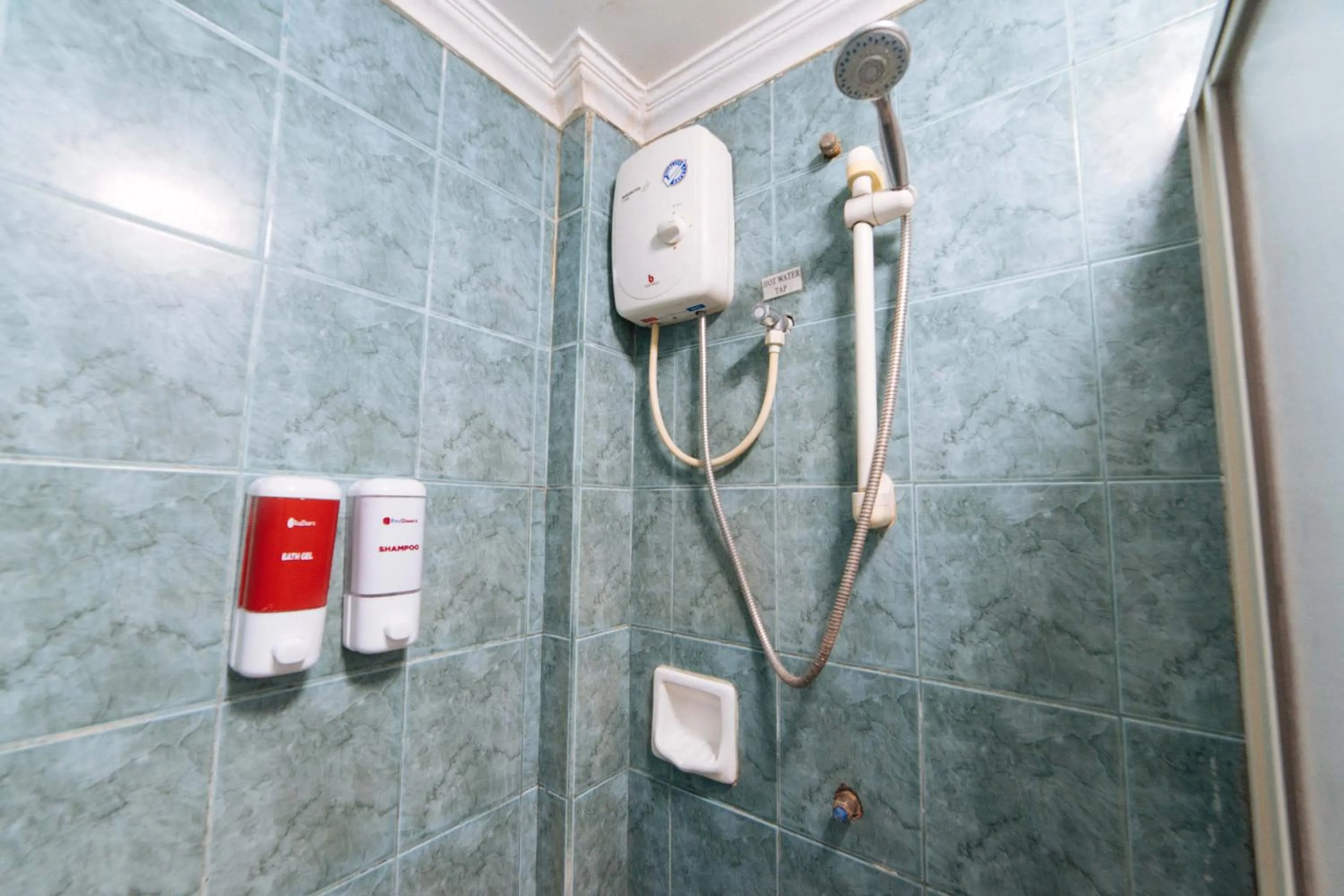 Shower in RedDoorz @ Clarkview 21st Street Angeles City