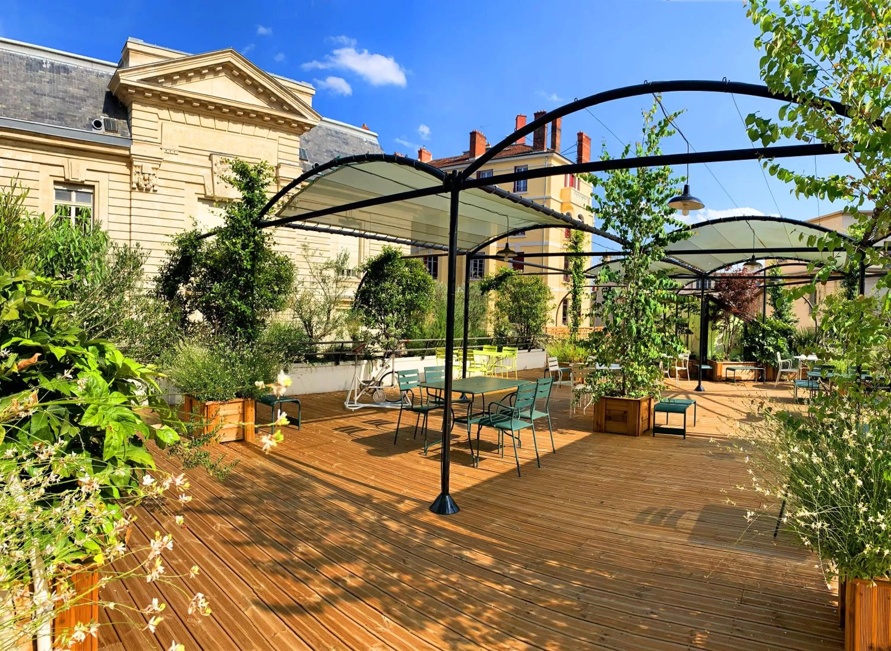 Patio in Collège Hôtel