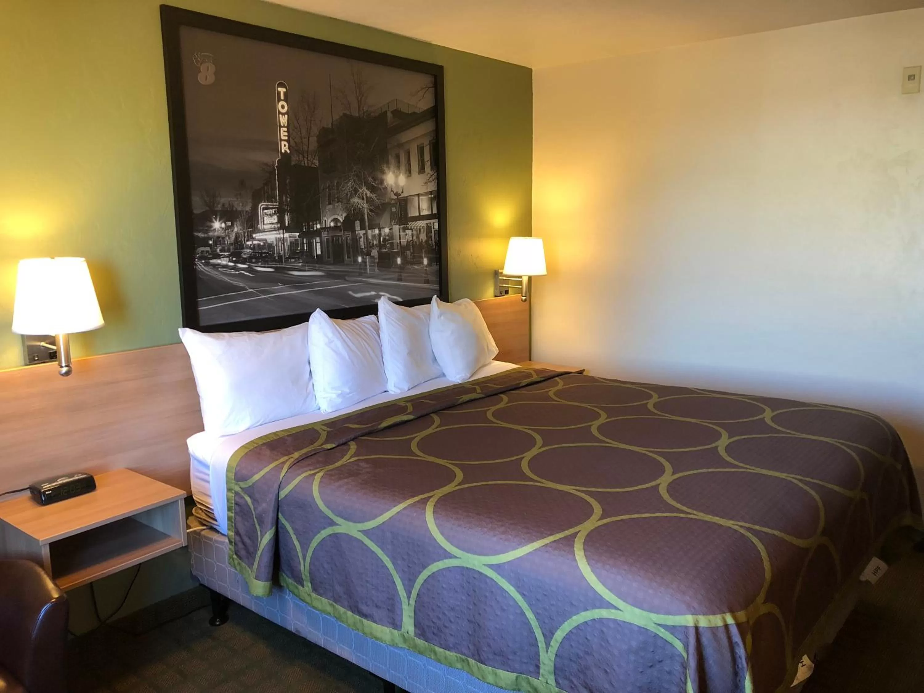Bedroom, Bed in Super 8 by Wyndham Bend