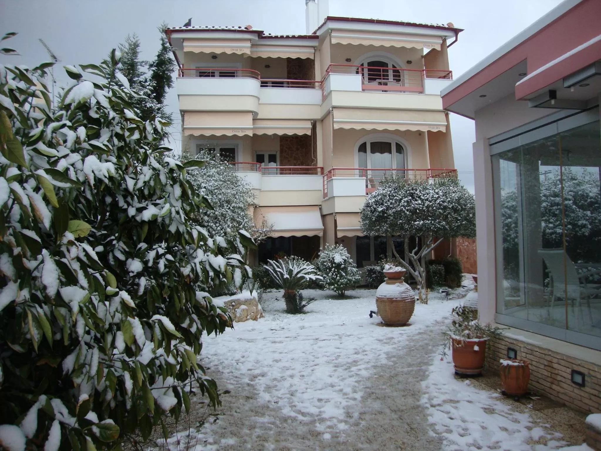 Over Sea Rooms & Villas