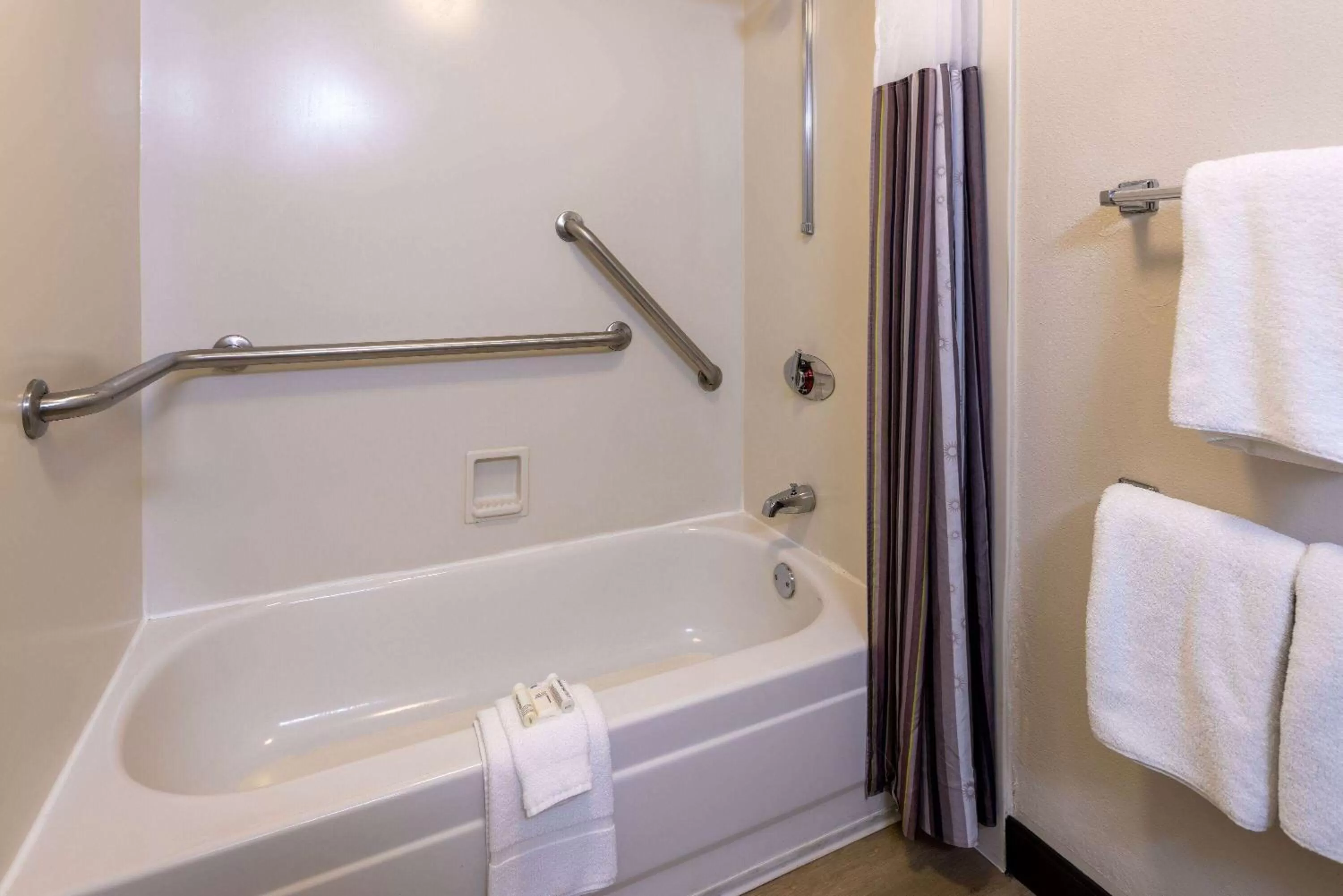 Bathroom in La Quinta by Wyndham Kingsport Tri Cities Airport