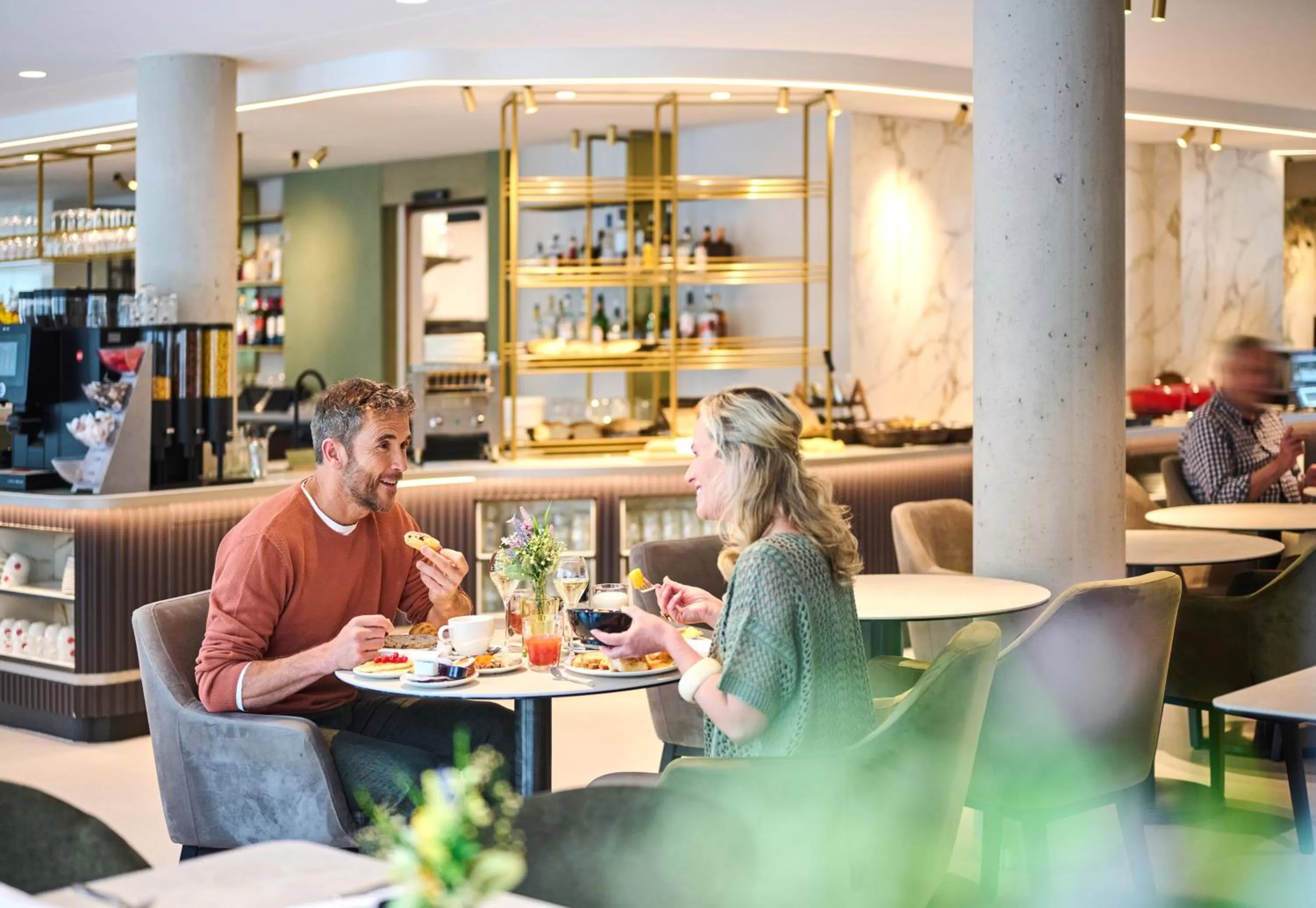 Restaurant/places to eat in The CORNR Hotel