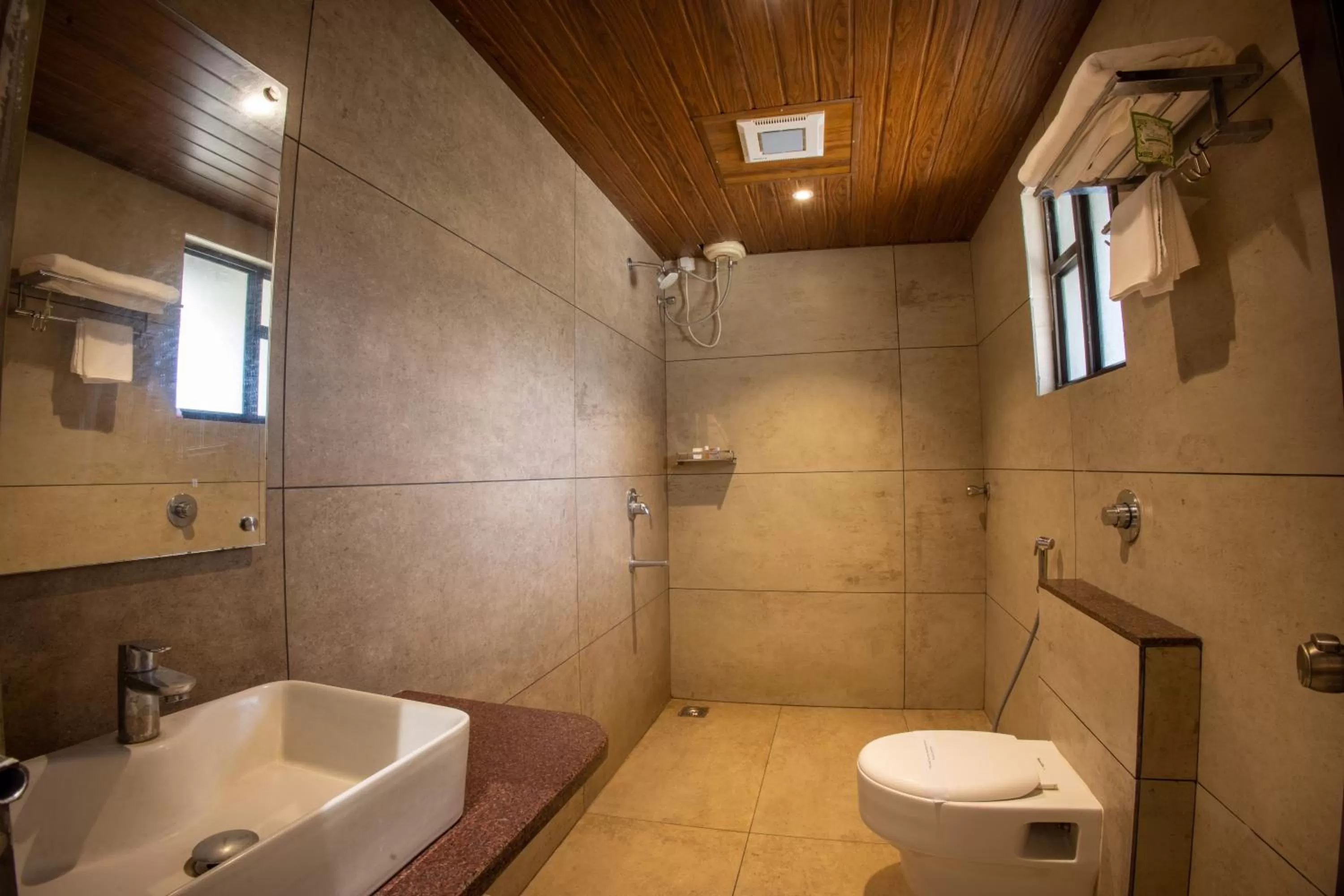 Toilet in Metro Plaza Hotel by RAK Rooms, Mangaluru