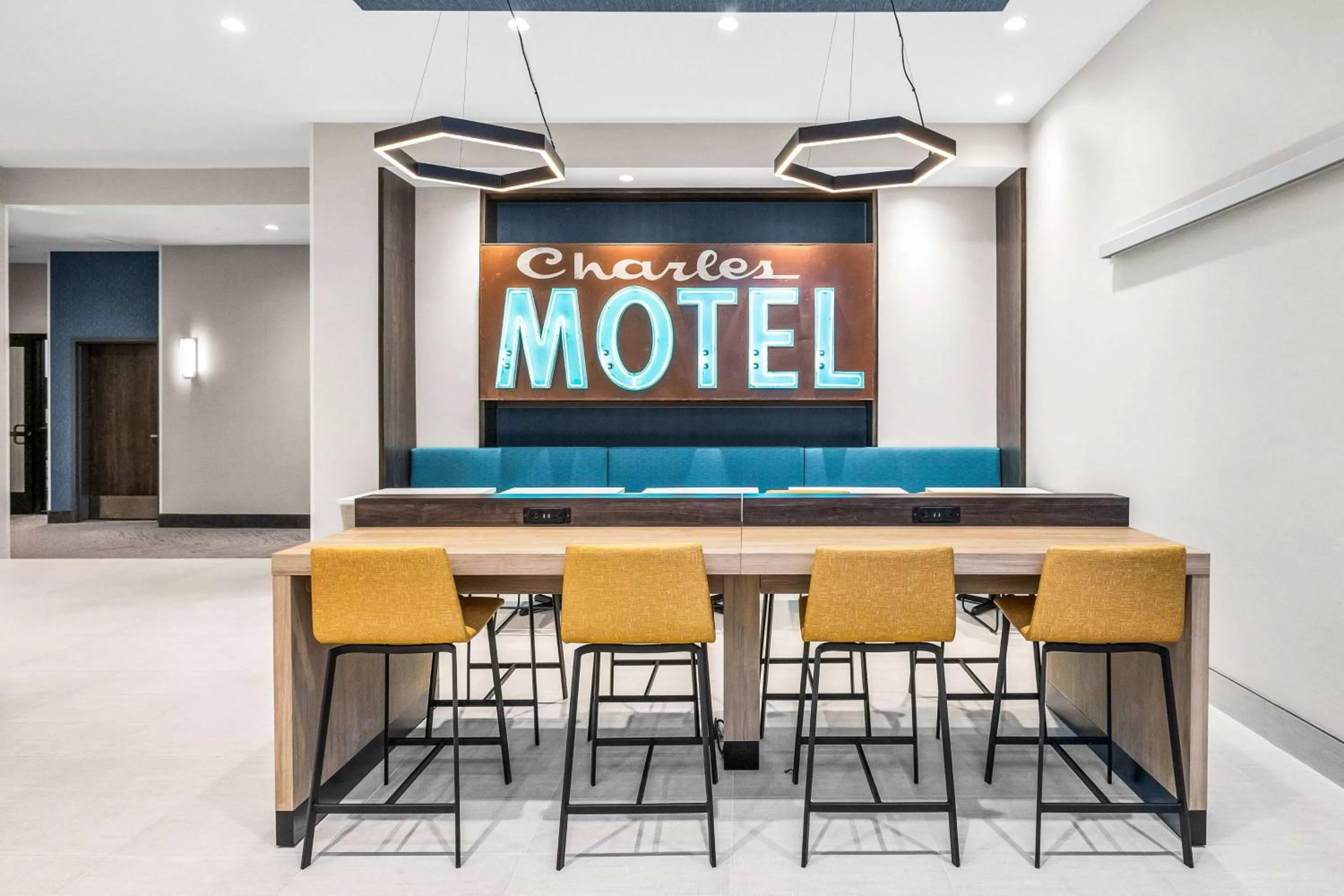 Restaurant/places to eat in La Quinta Inn & Suites by Wyndham San Jose Airport-Downtown