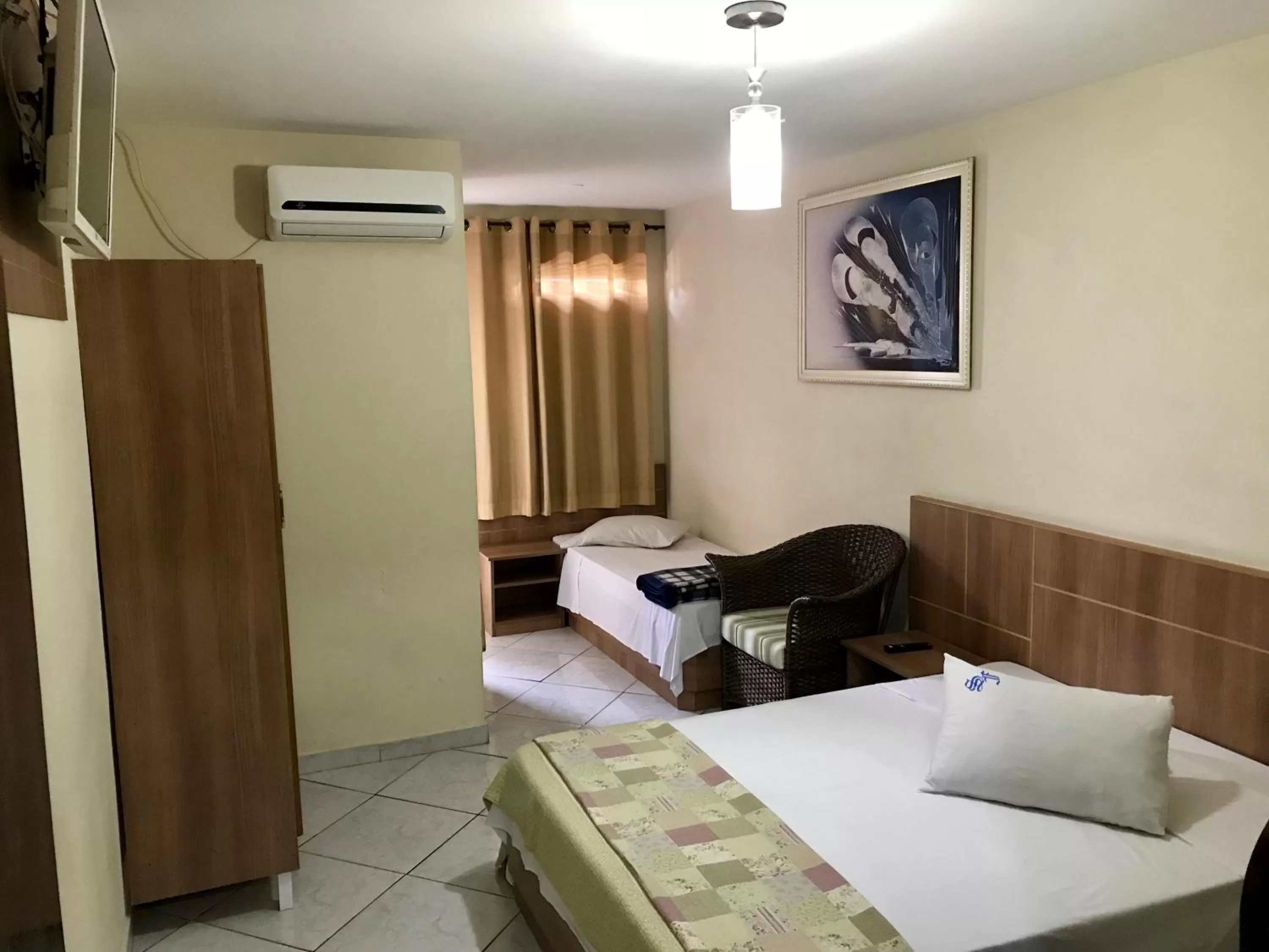 Bed in San Francisco Plazza Hotel