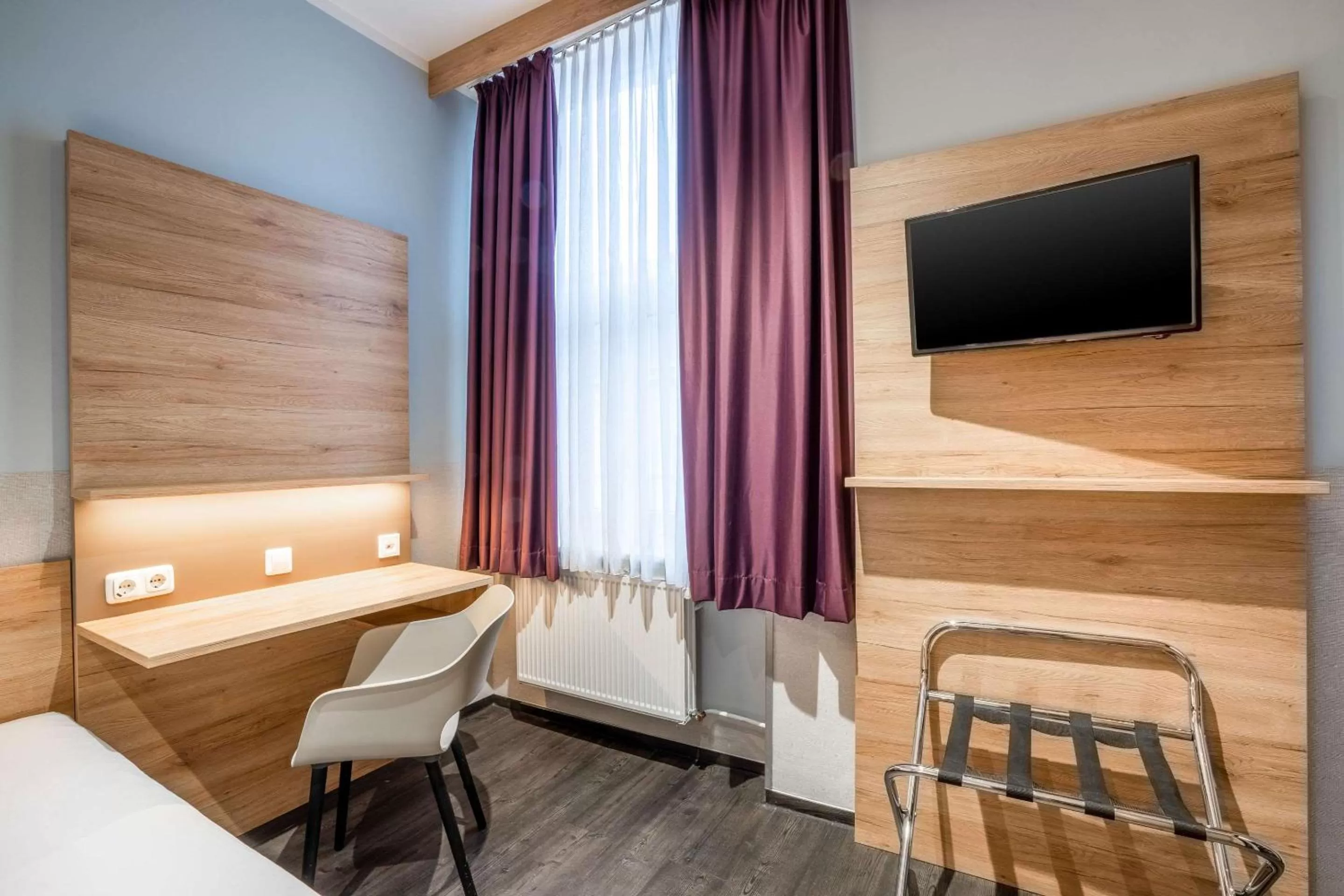 Photo of the whole room, Bed in Comfort Hotel Frankfurt Central Station