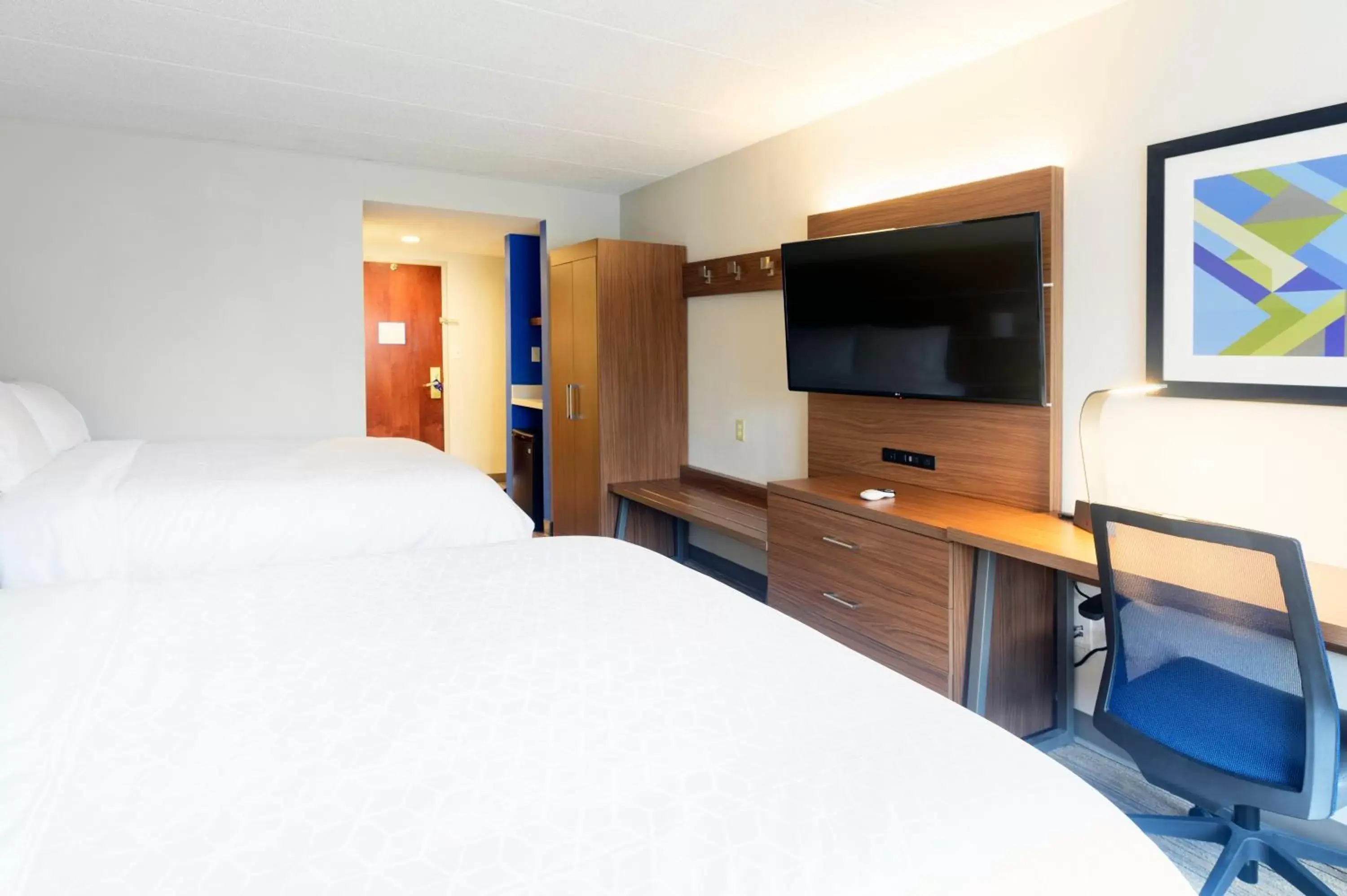 Standard Queen Room with Two Queen Beds in Holiday Inn Express Richmond Airport by IHG Standard Queen Room with Two Queen Beds in Holiday Inn Express Richmond Airport by IHG