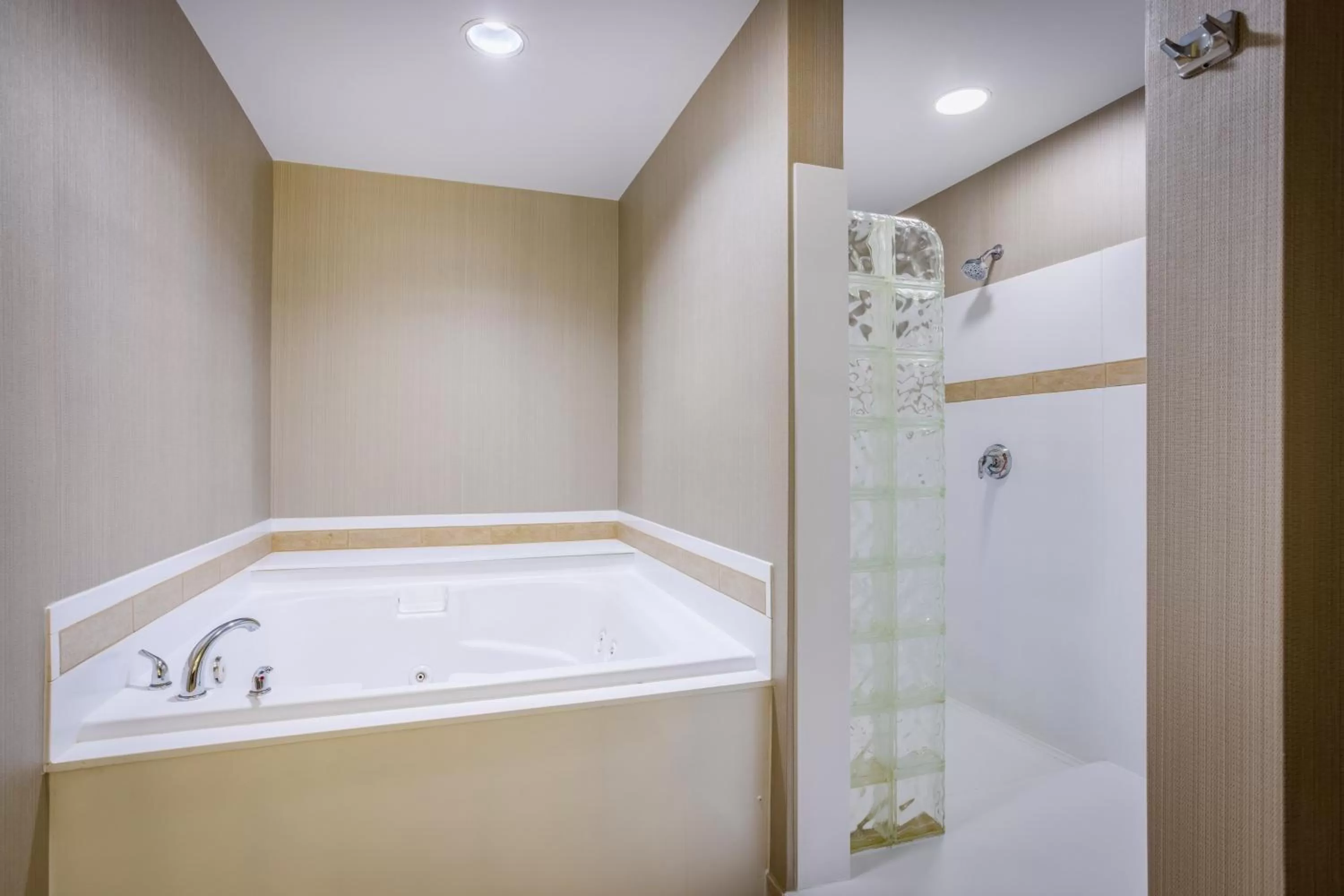 Photo of the whole room in Holiday Inn Lafayette-City Centre by IHG