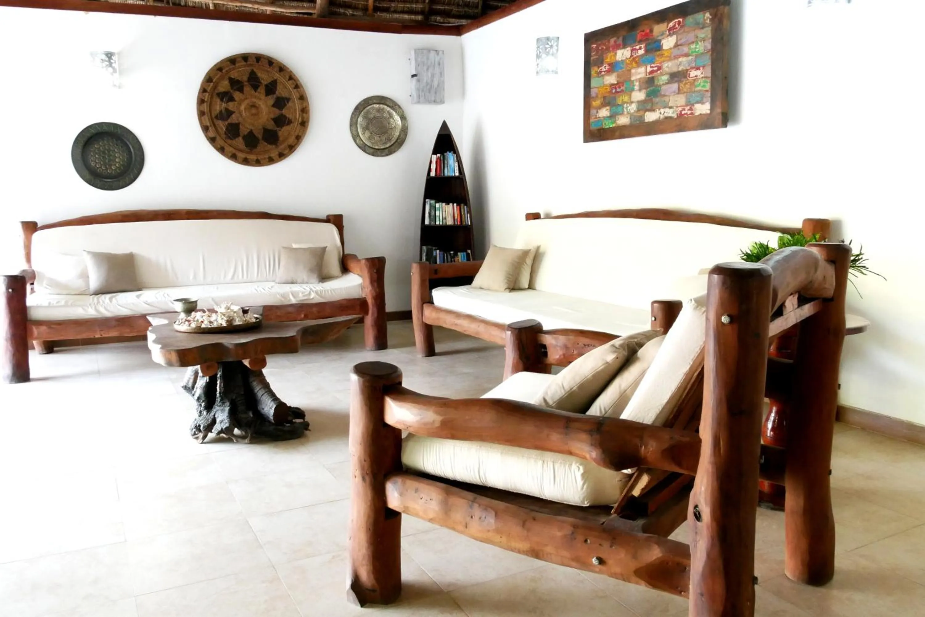 Communal lounge/ TV room in Sea View Lodge Boutique Hotel