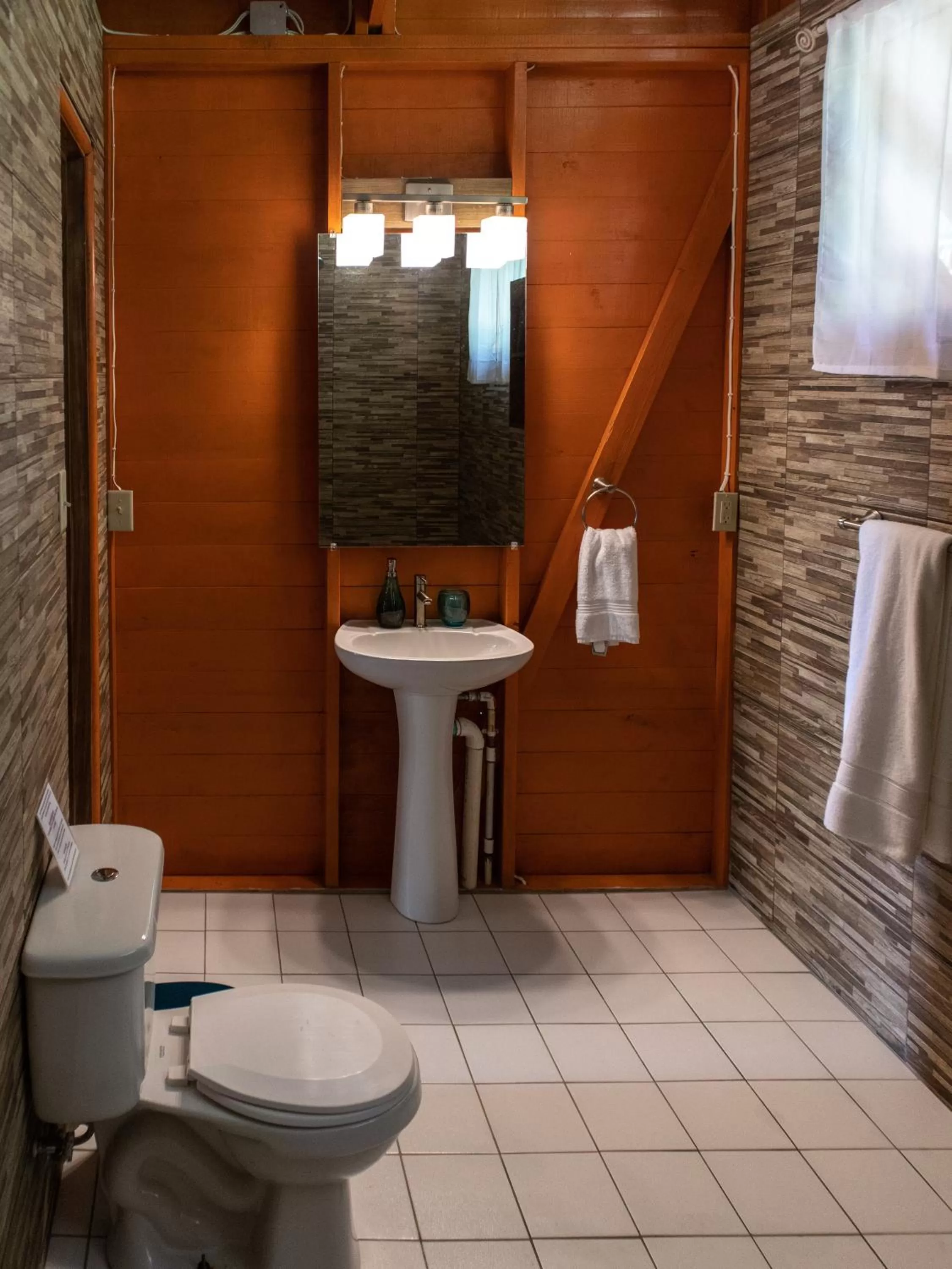 Bathroom in Surf Break at Paunch