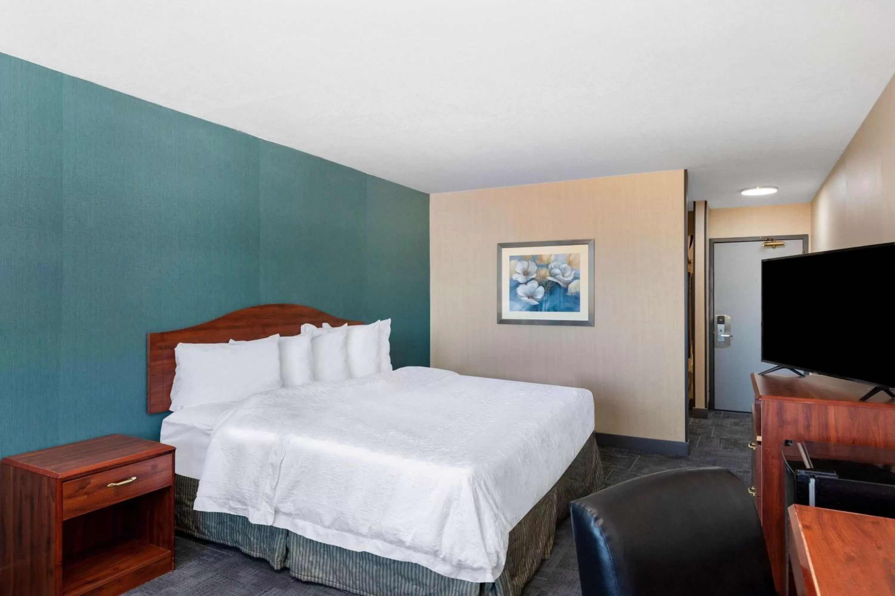 Photo of the whole room in Howard Johnson by Wyndham Gillette