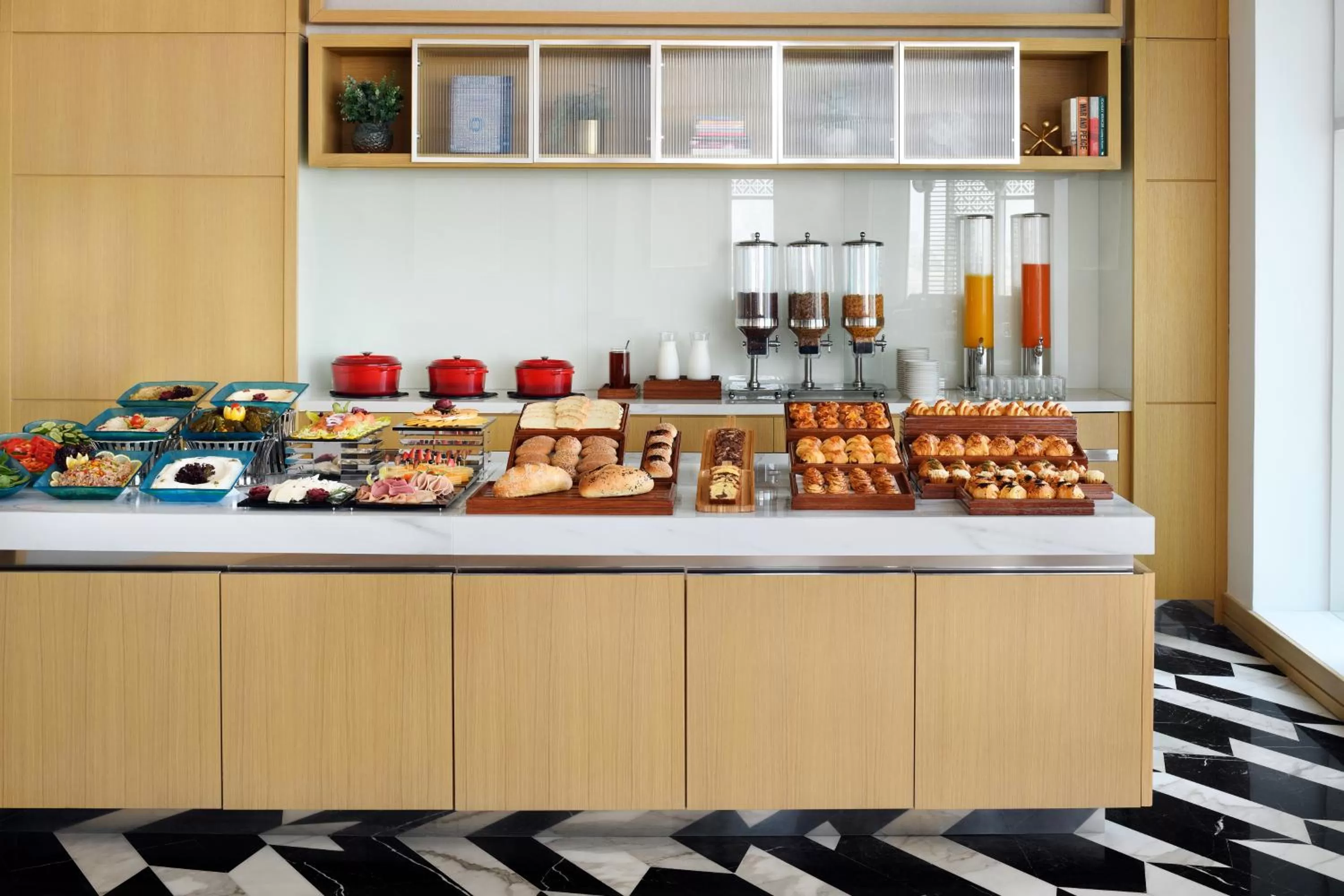 Lounge or bar in Crowne Plaza - Jeddah Al Salam by IHG