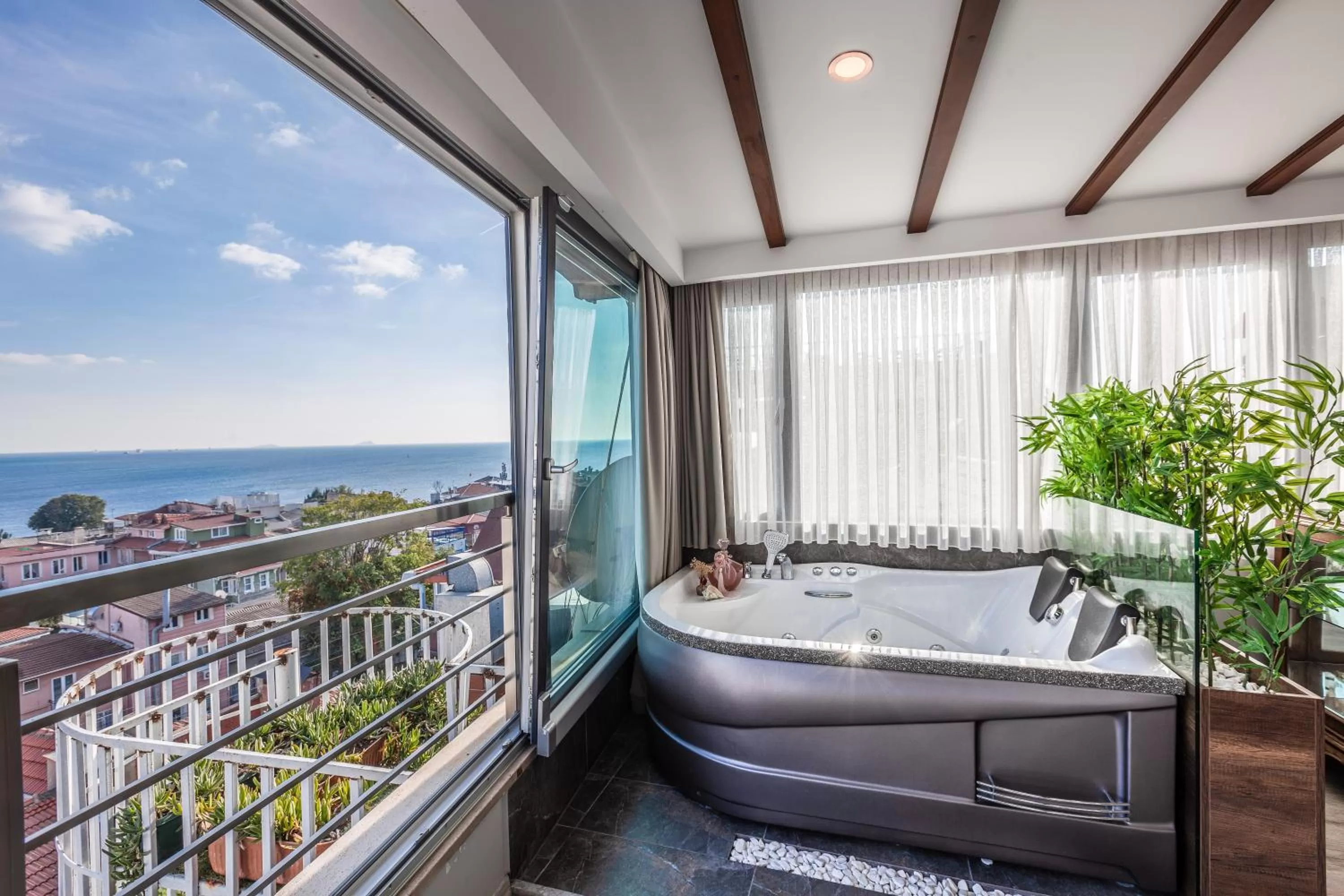 Sea view, Bed in Romantic Hotel Istanbul