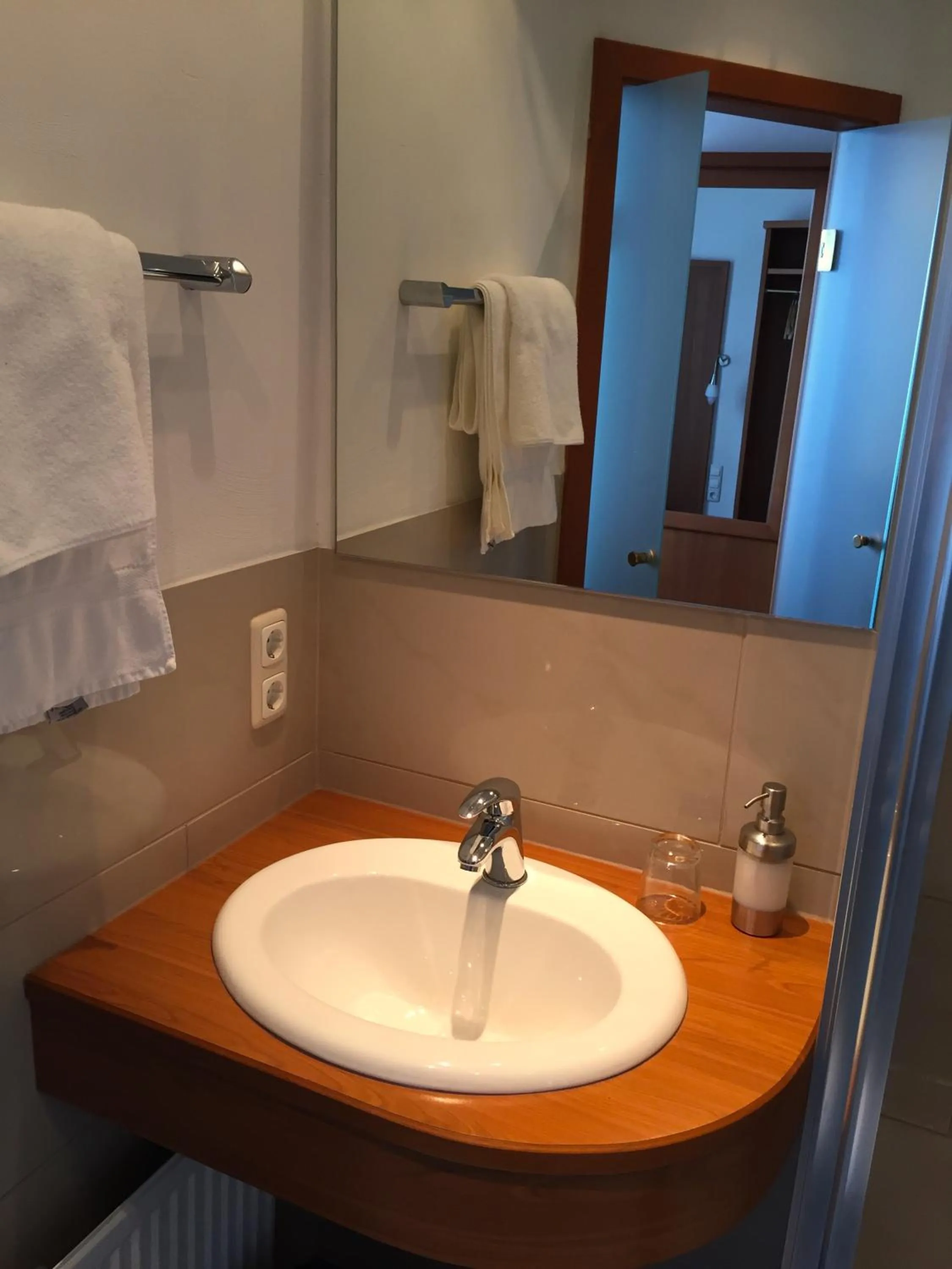 Photo of the whole room in Hotel Zur Schönen Aussicht