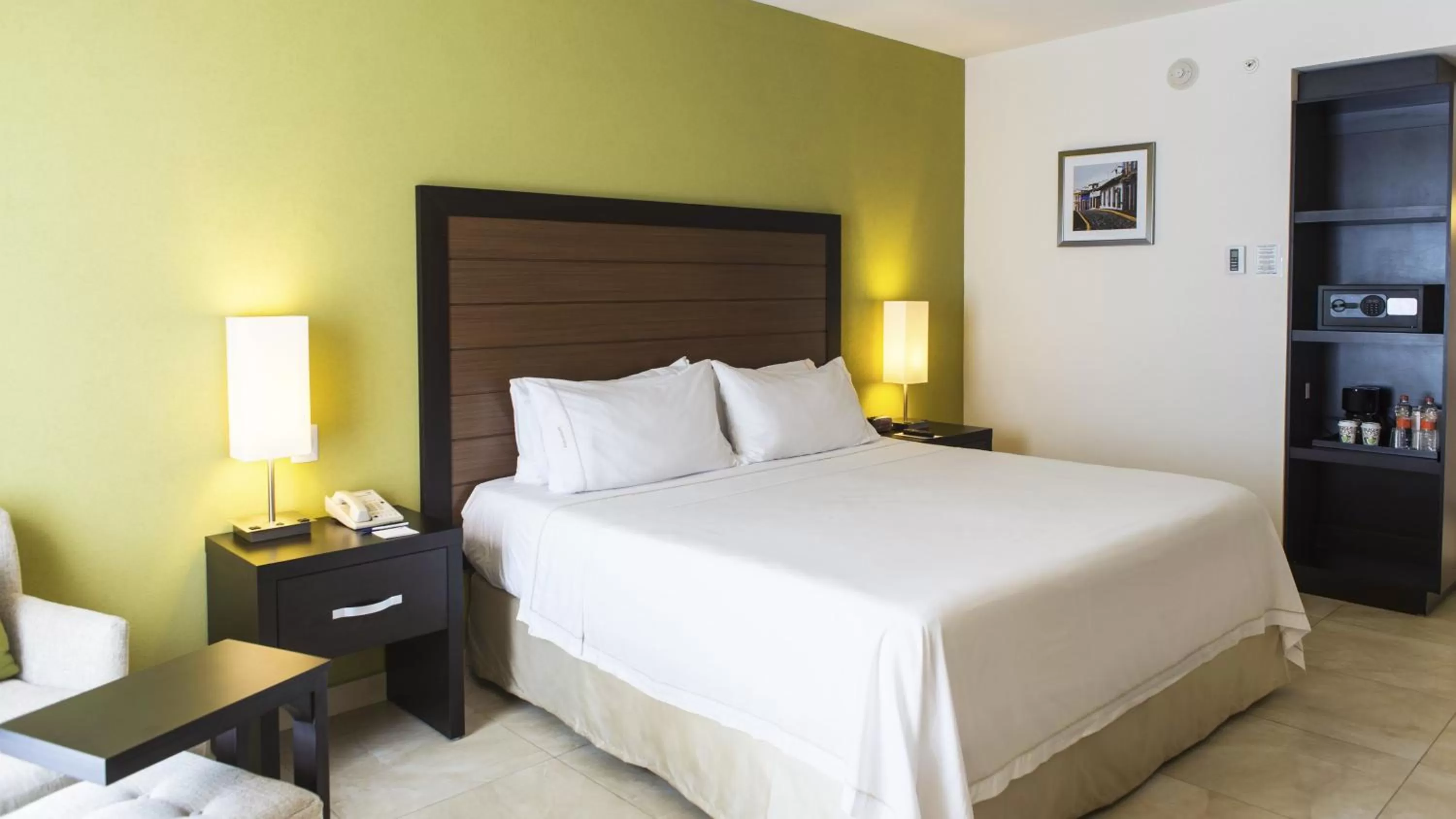 Photo of the whole room, Bed in Holiday Inn Express Xalapa by IHG