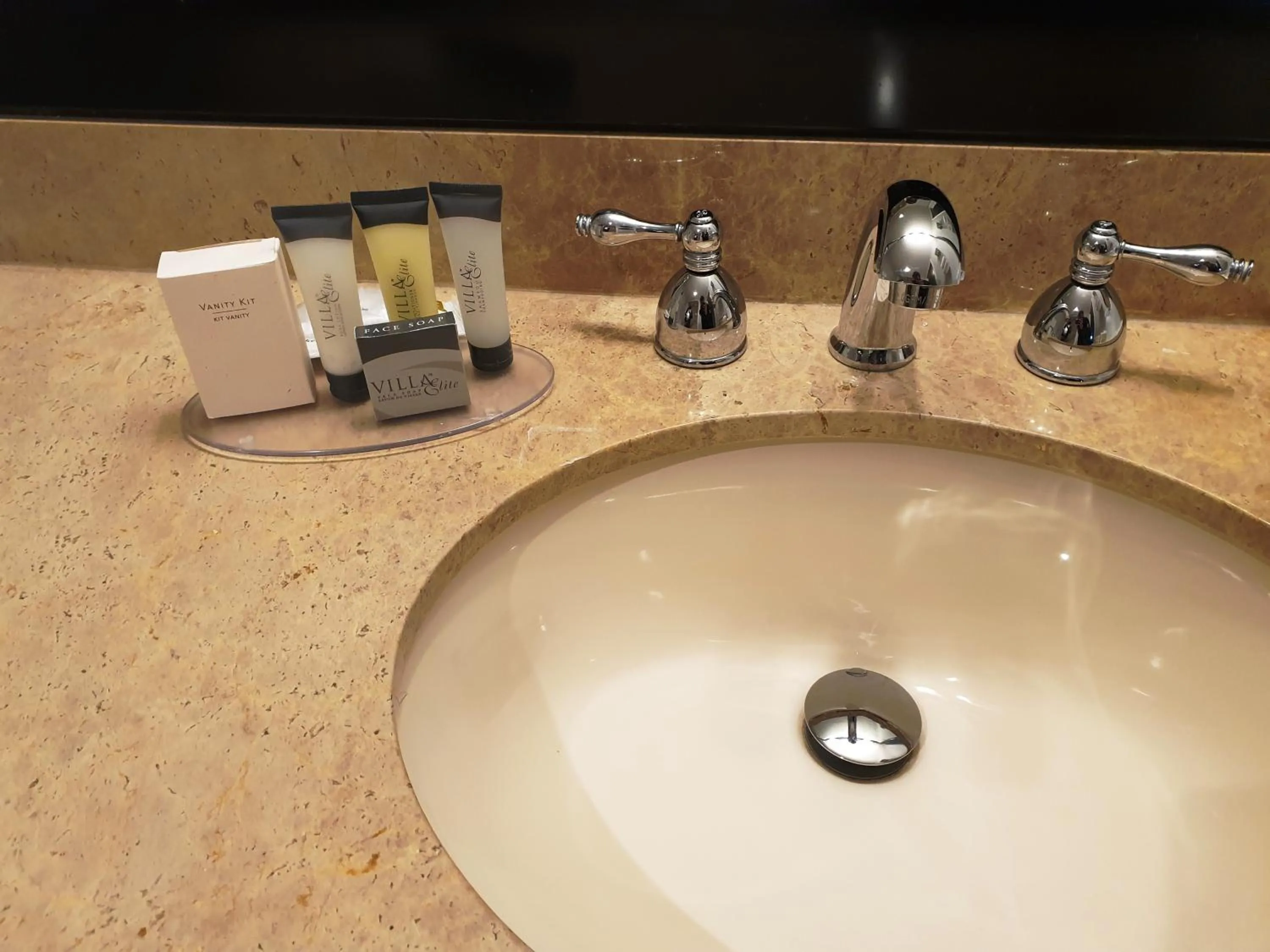 Queen Room with Two Queen Beds - Disability Access in Riverland Inn & Suites