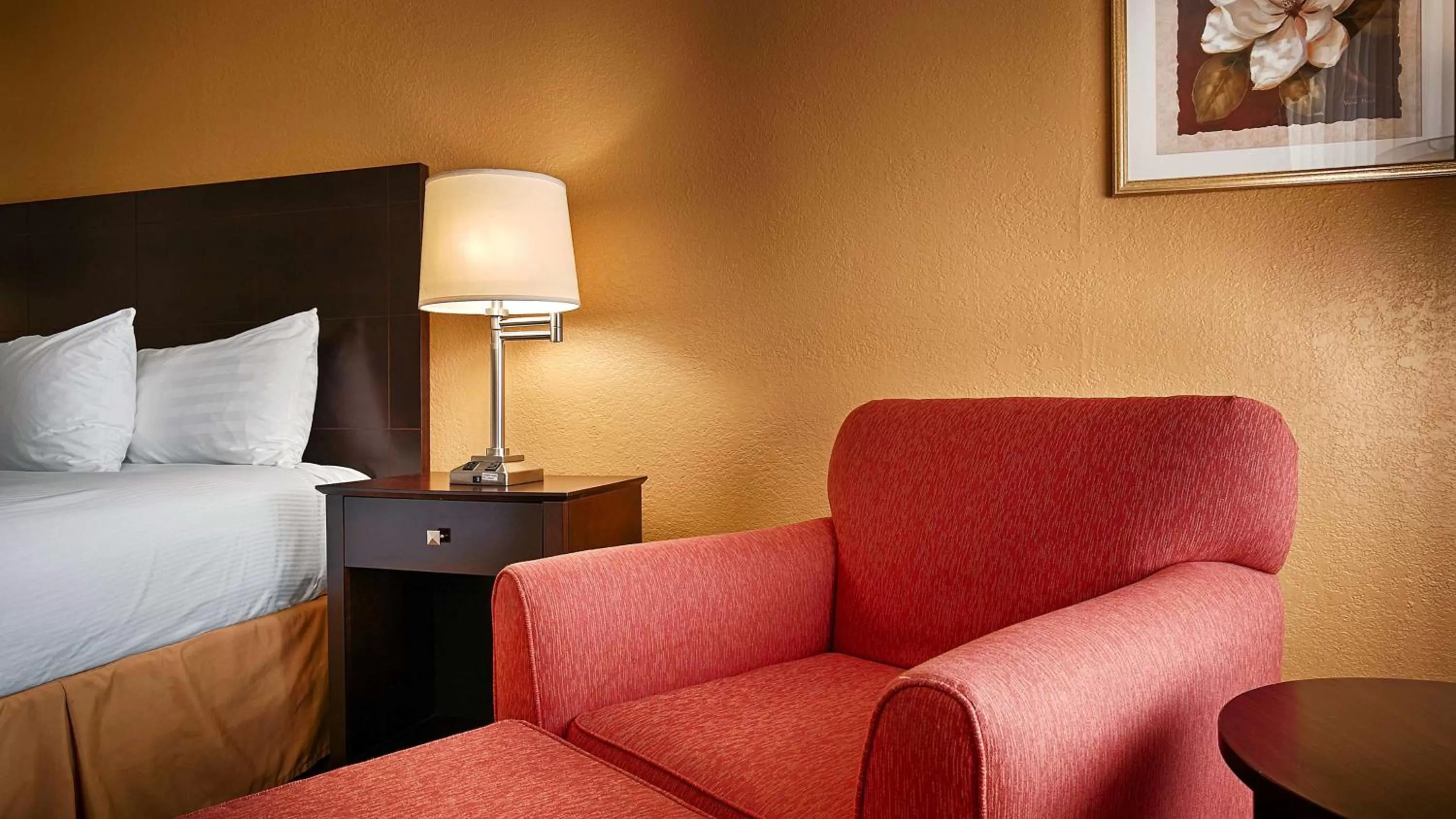 Photo of the whole room, Bed in Chattanooga Heritage Inn