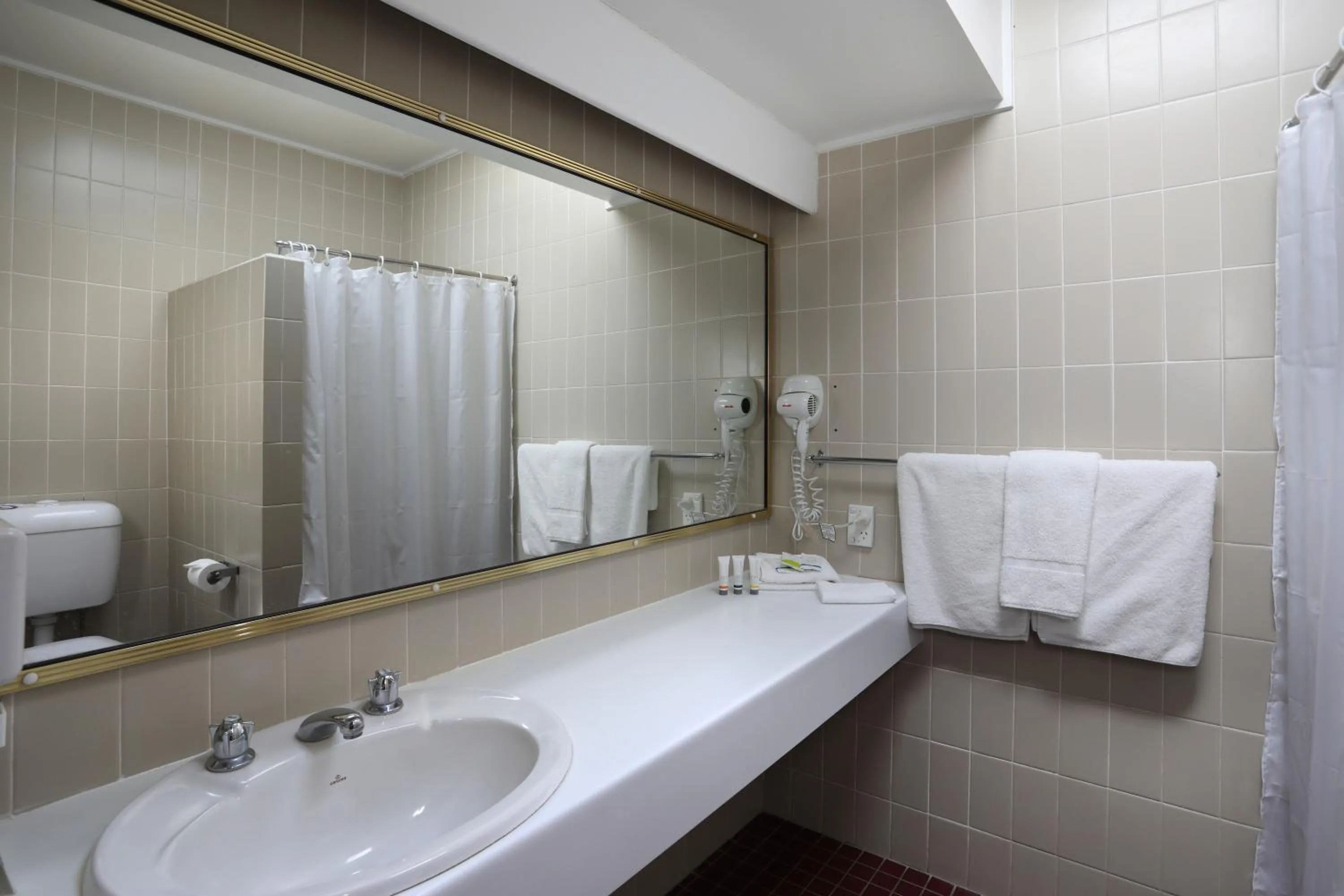 Shower, Bathroom in Redhill Tamworth Motor Inn and Conference Centre