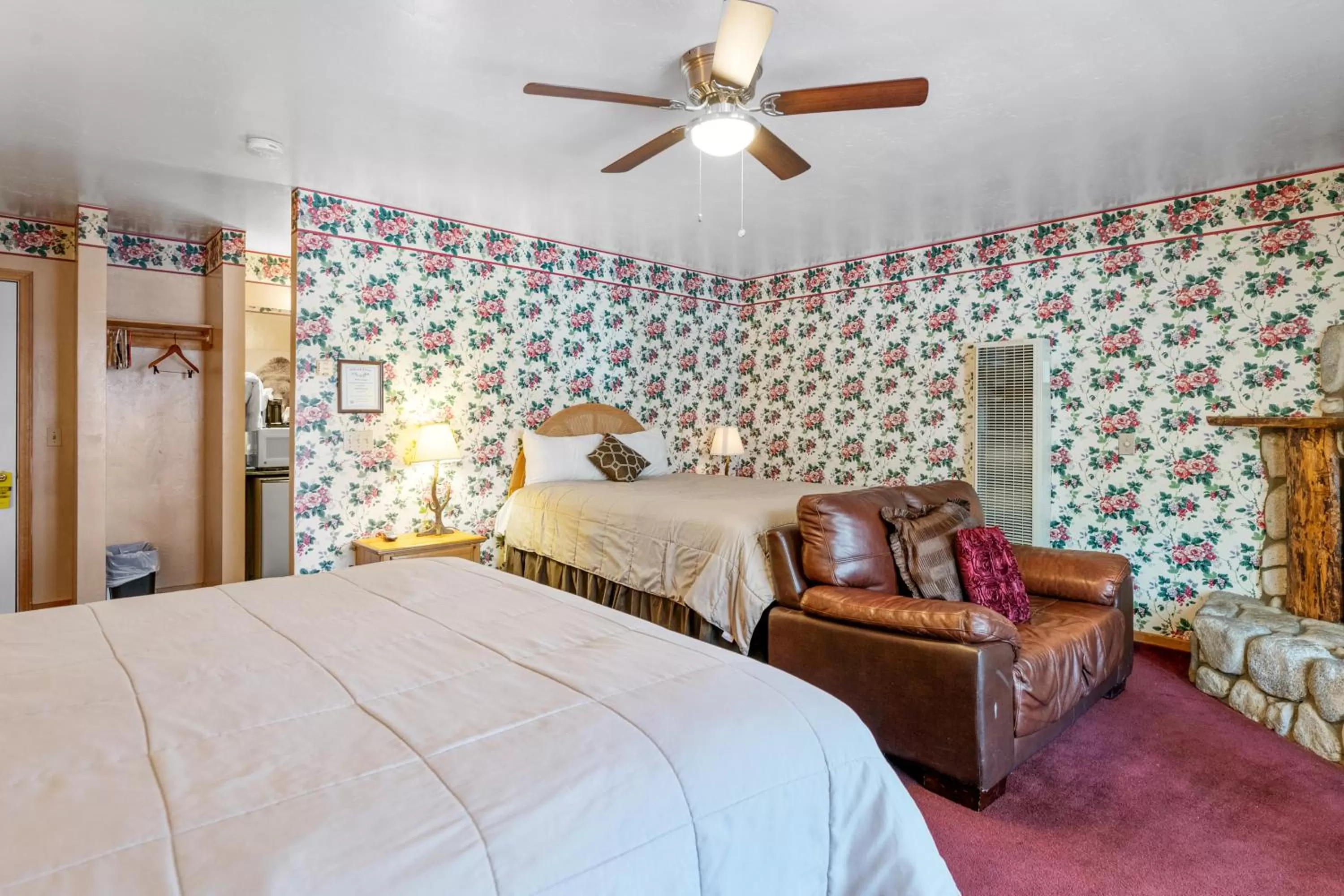 Photo of the whole room, Bed in Black Forest Lodge