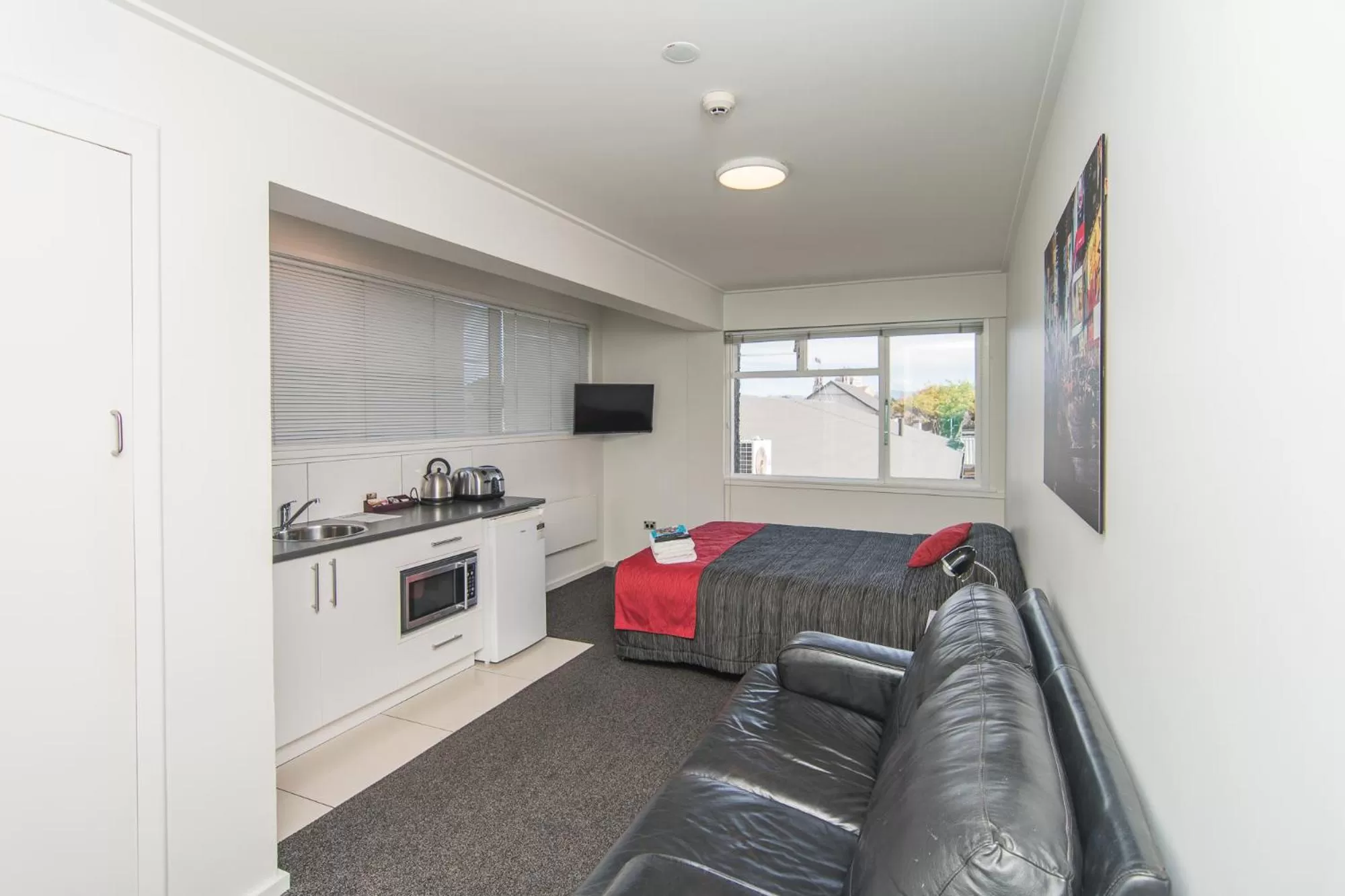 Bed, Kitchen/Kitchenette in The Hibernian Studio Apartments - 4 Latter Street