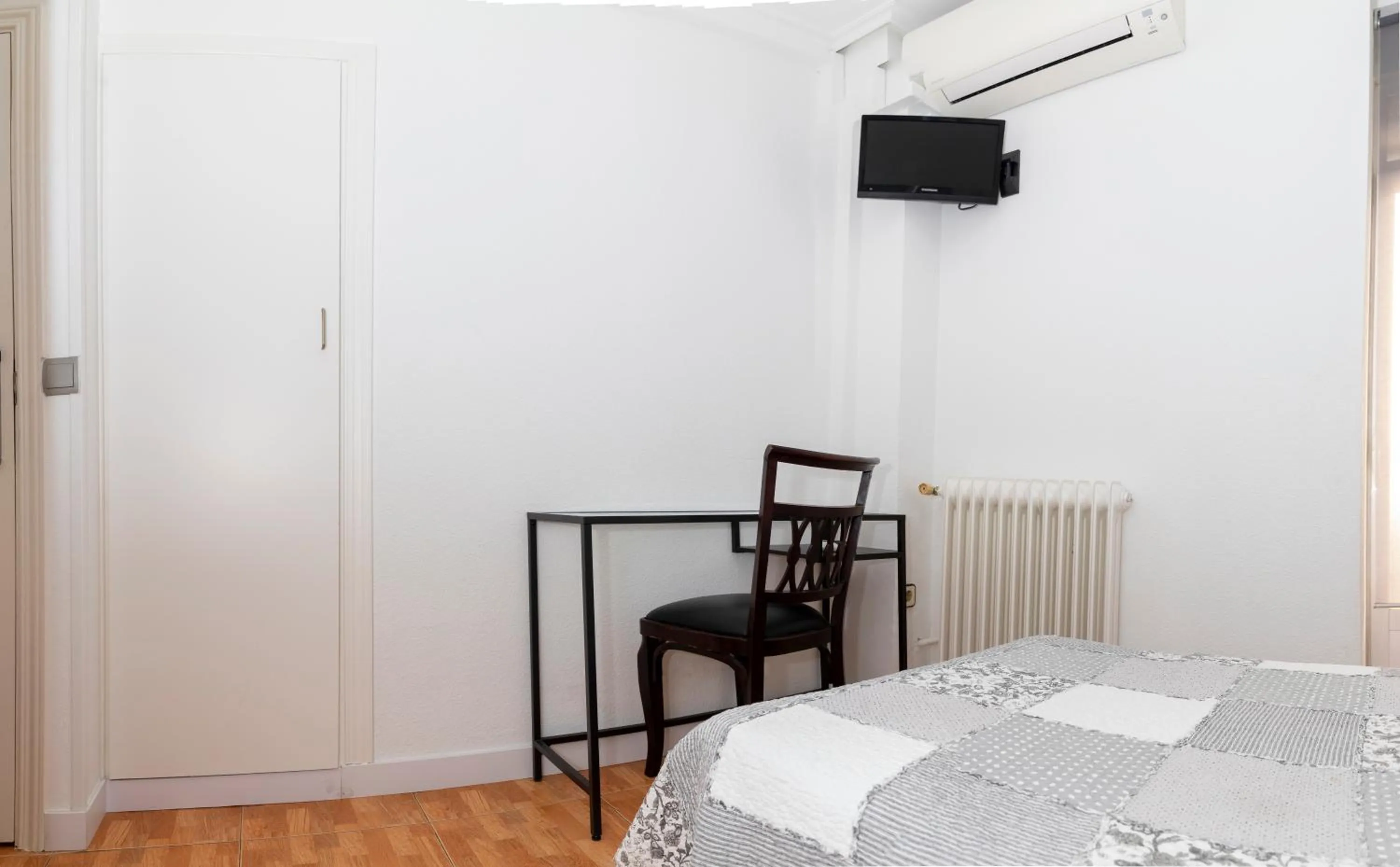 Photo of the whole room, Bed in Hostal Tokio