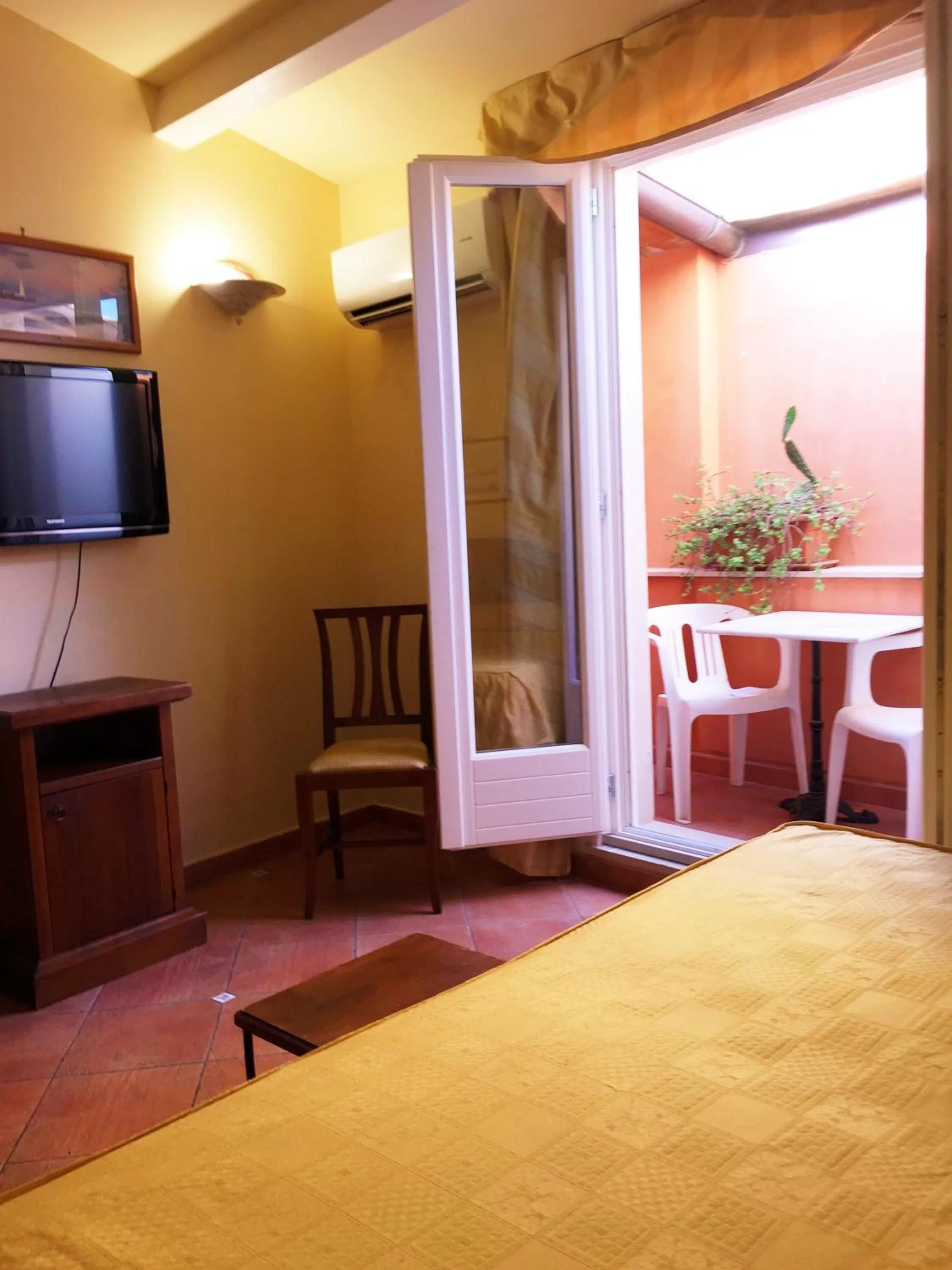 Balcony/Terrace, Bed in Hotel Mediterraneo