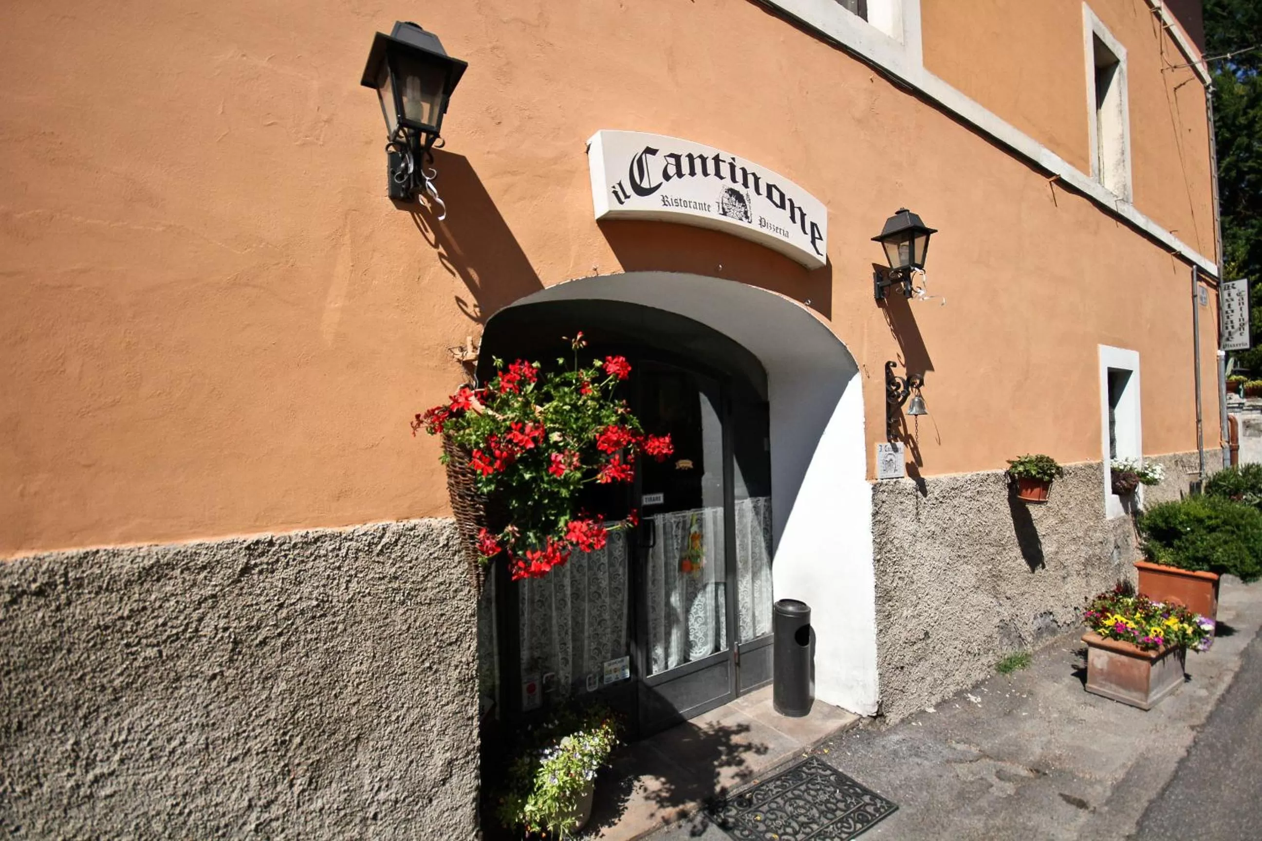 Restaurant/places to eat in Il Cantinone Rooms