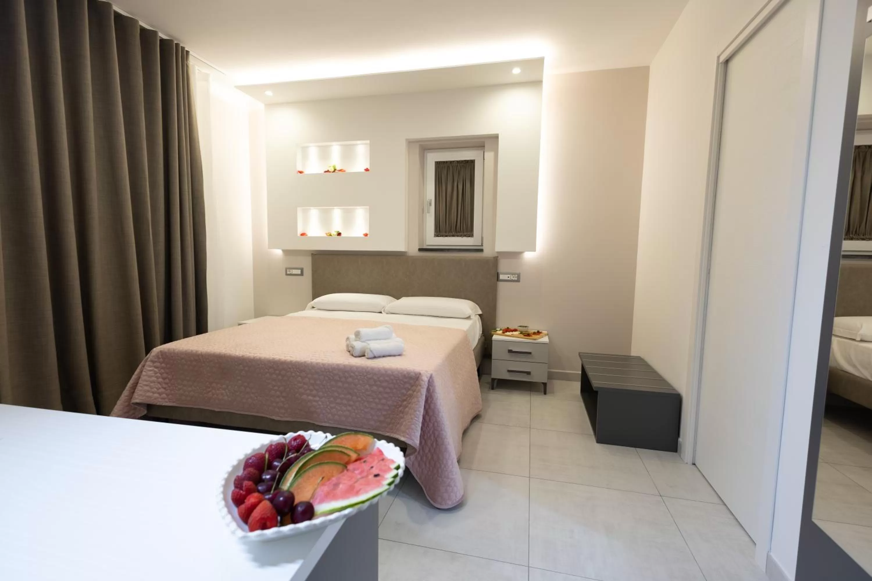 Photo of the whole room, Bed in Rosy's House