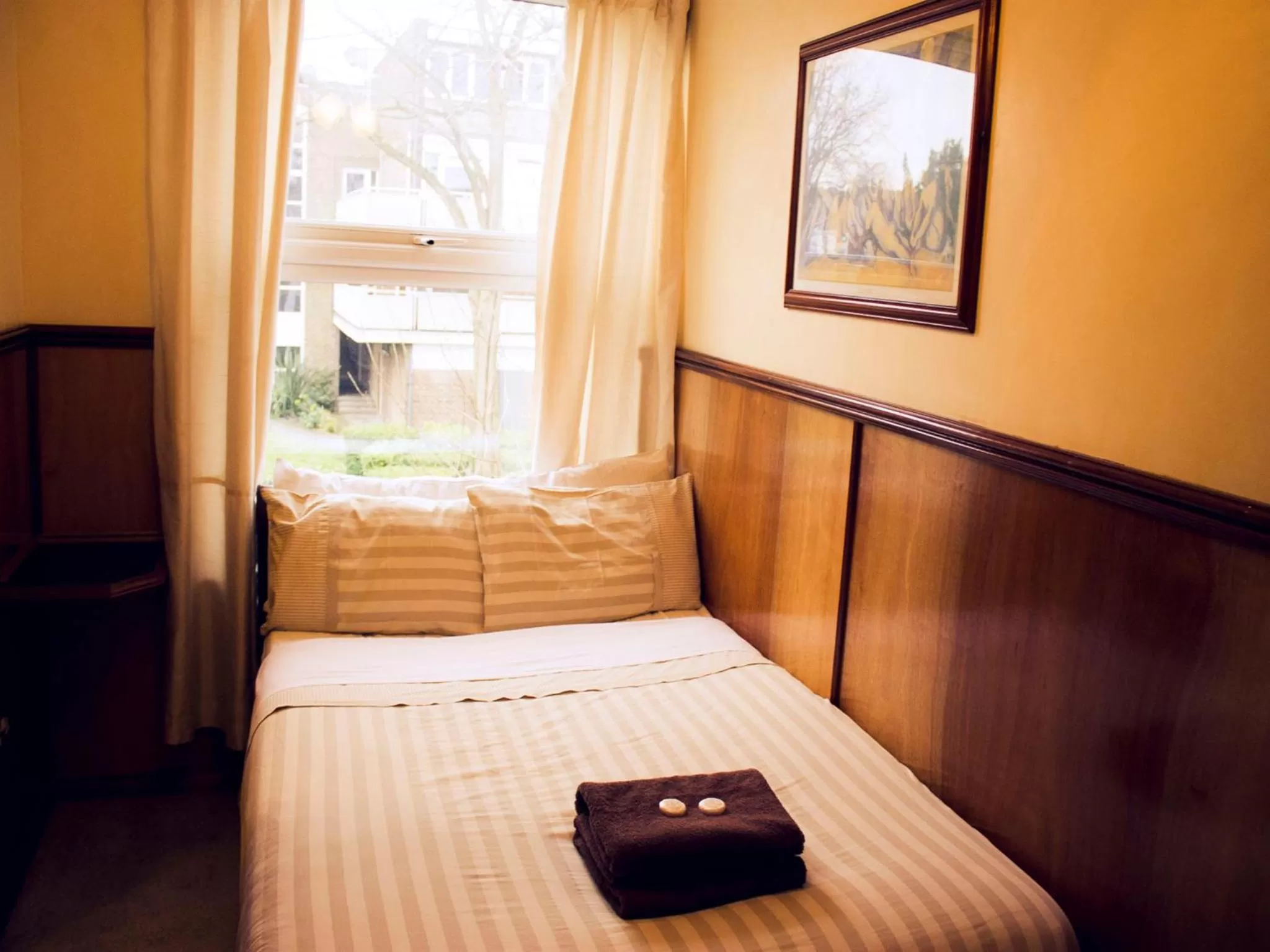 Photo of the whole room, Bed in Cricklewood Lodge Hotel