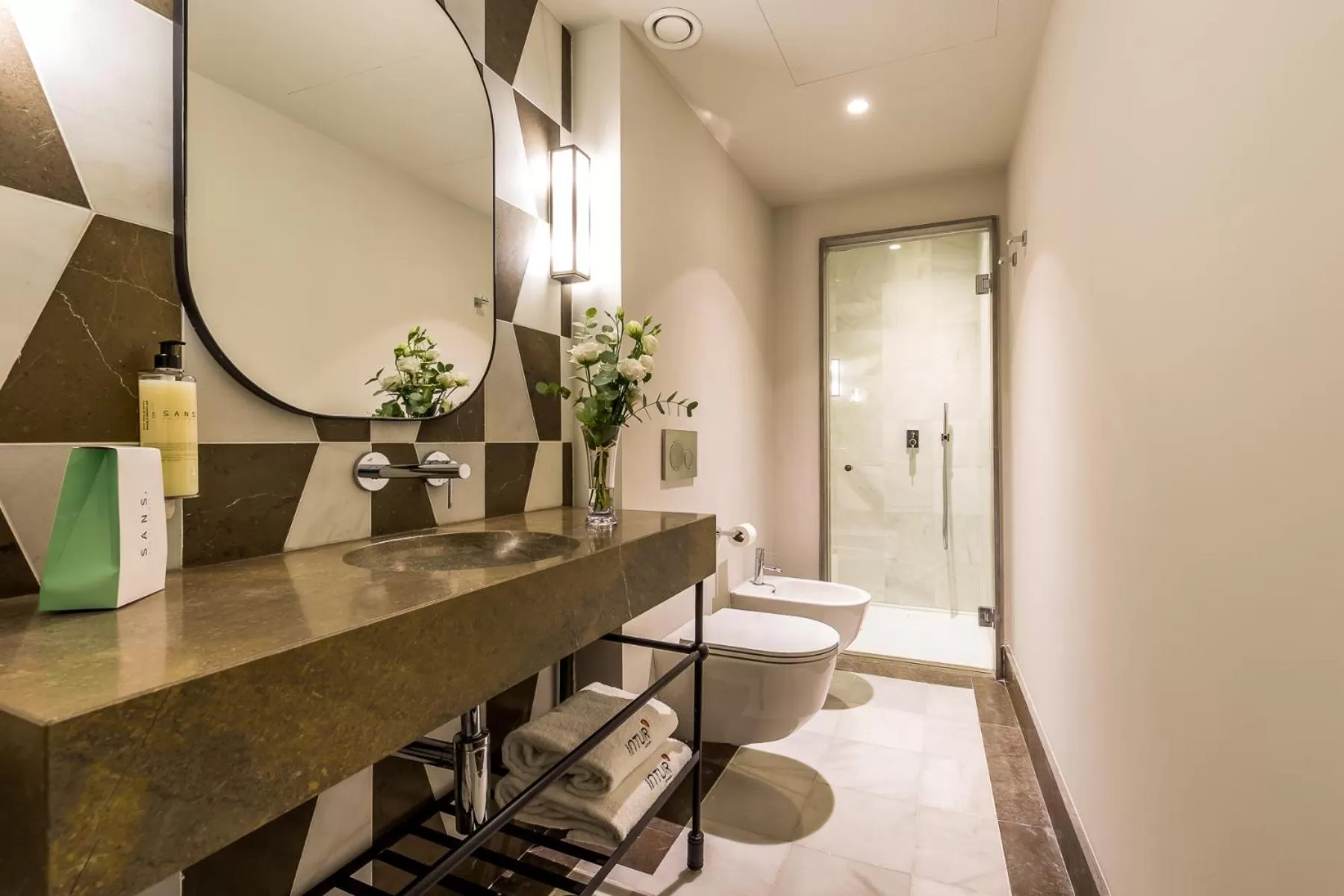 Toilet in Intelier Casa de Indias