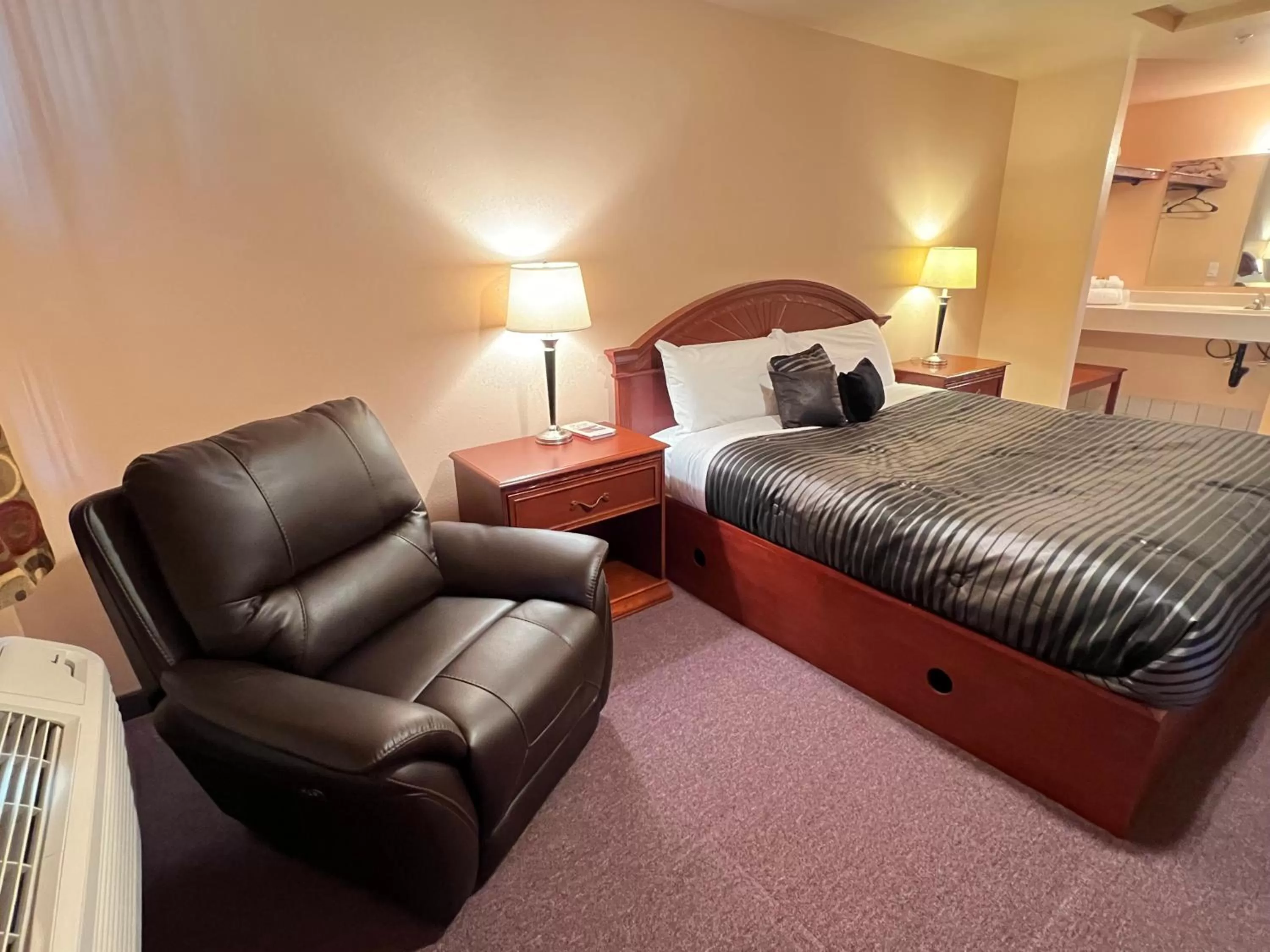 Bed in Frazier View Motel