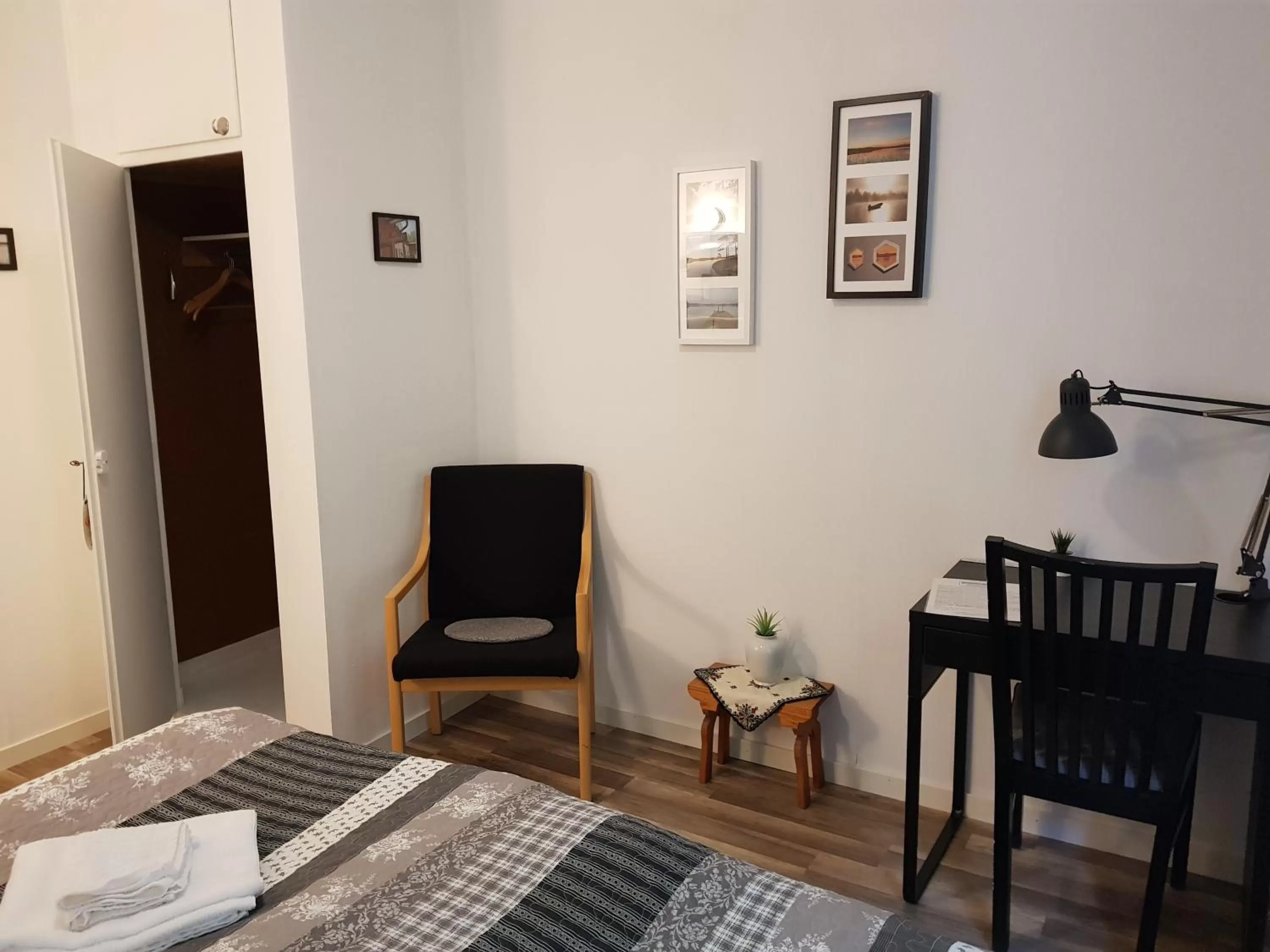 Seating area, Bed in Brukshotellet Skinnsberg