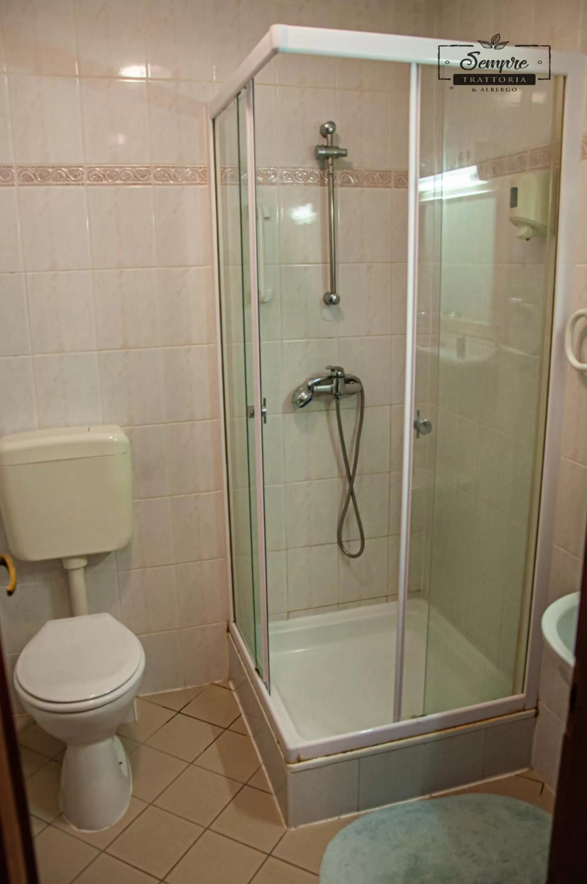 Bathroom in Sempre Étterem És Panzió