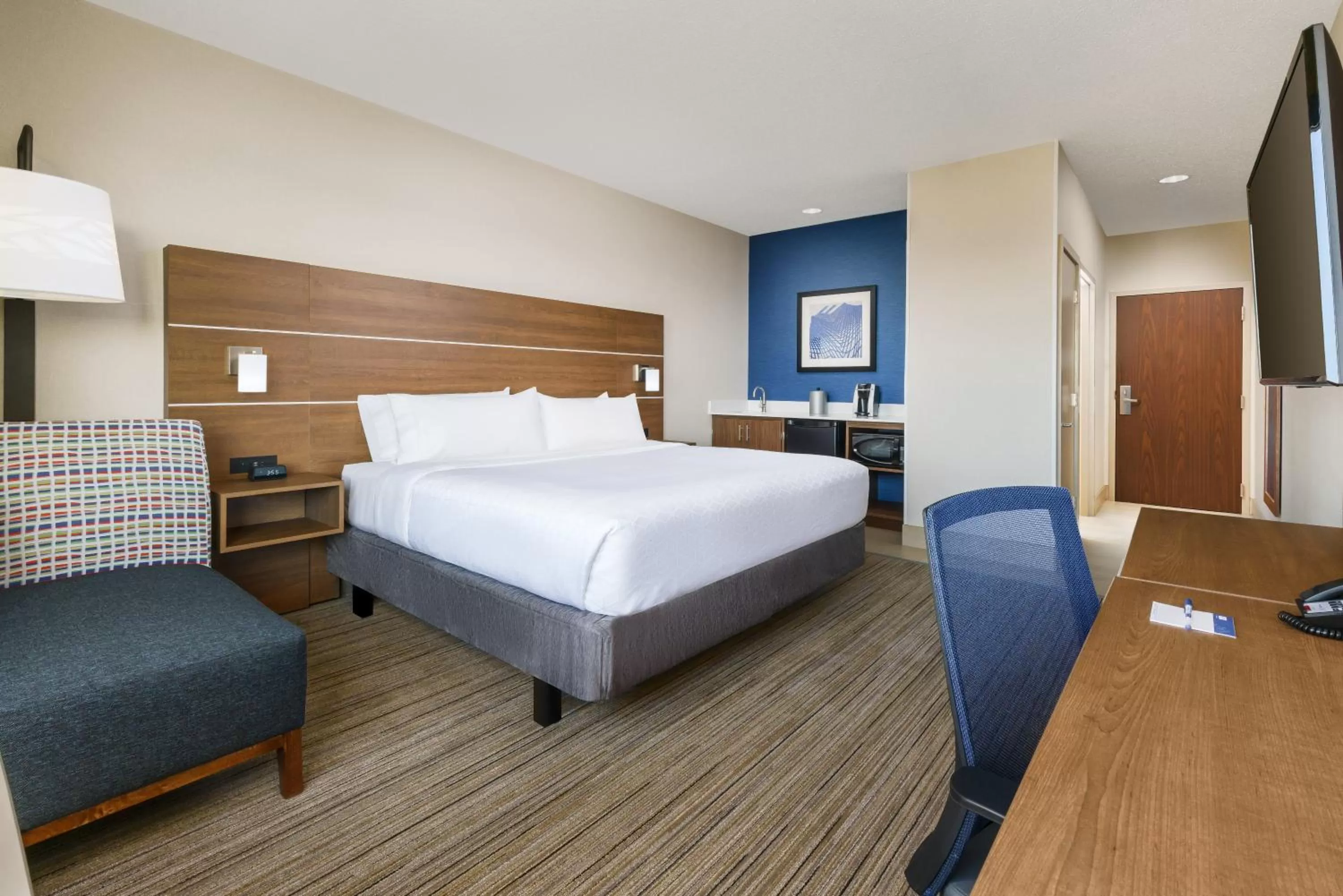 Photo of the whole room, Bed in Holiday Inn Express Boston by IHG